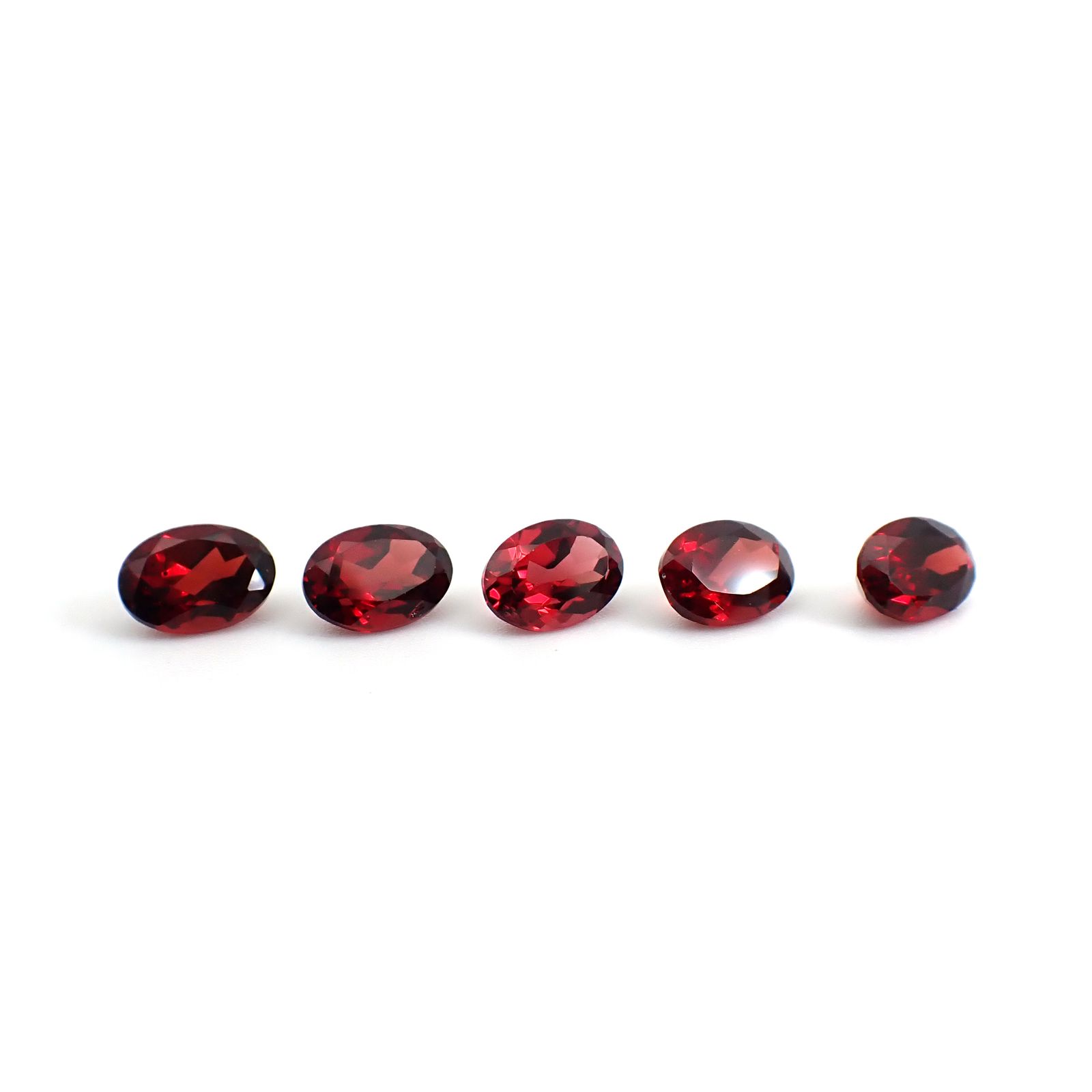 ◇ランダムセレクト◇パイロープアルマンディンガーネット モザンビーク産 約0.95ct / 7x5mm前後 [260532204]