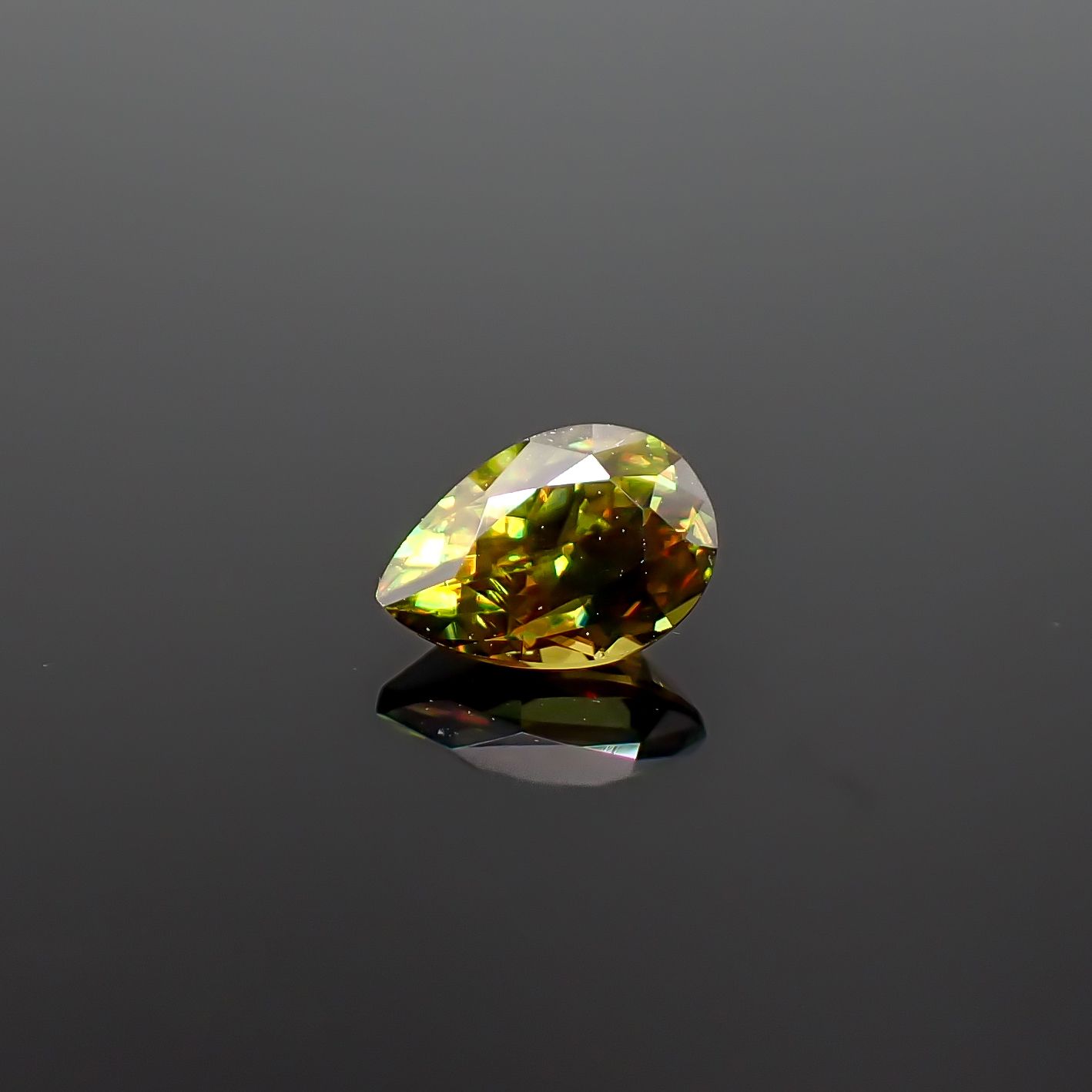 カラーチェンジスフェーン パキスタン産 0.55ct / 6.1x4.2mm前後 [260632442]