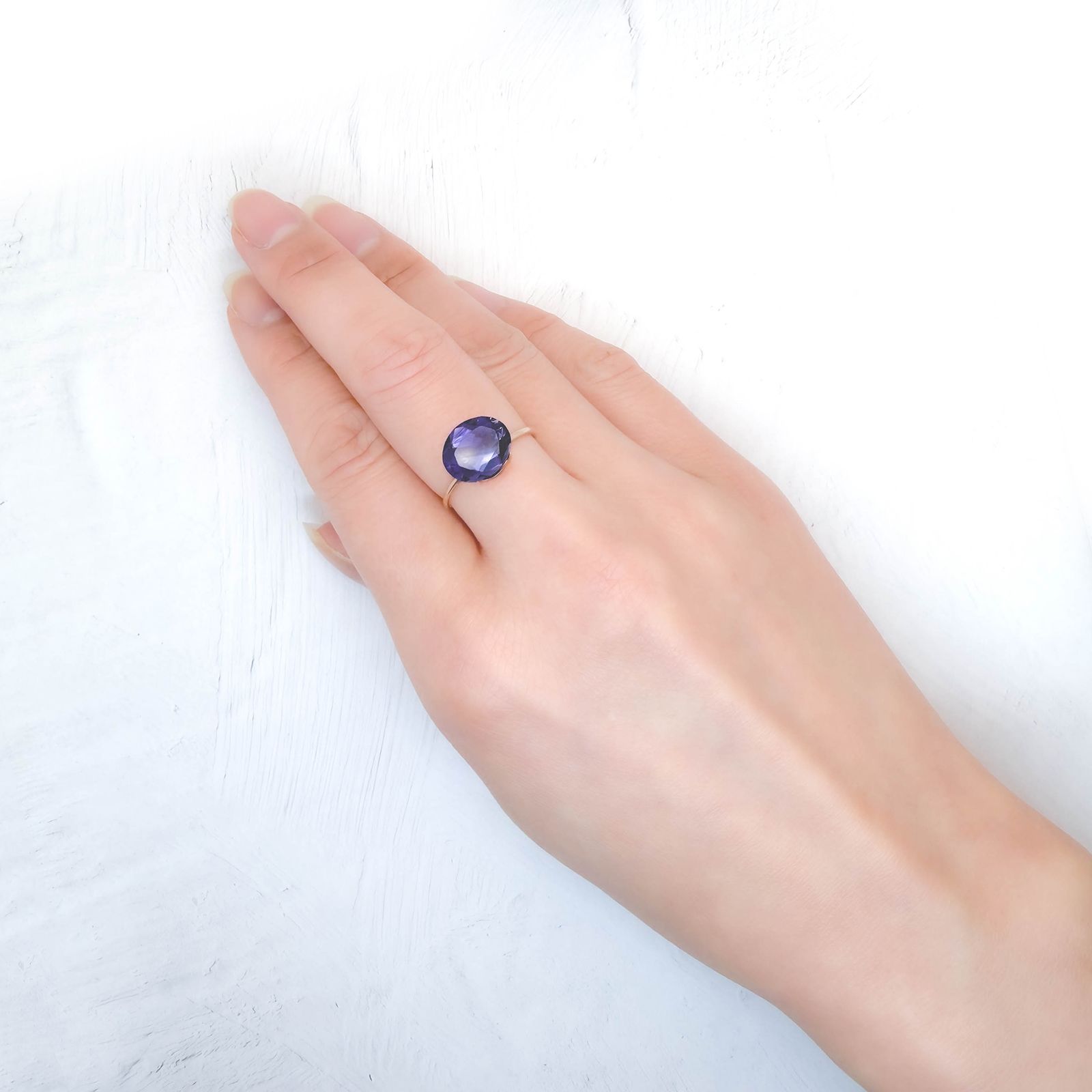アイオライト タンザニア産 2.40ct / 10.8x8.8mm前後 [260231742]