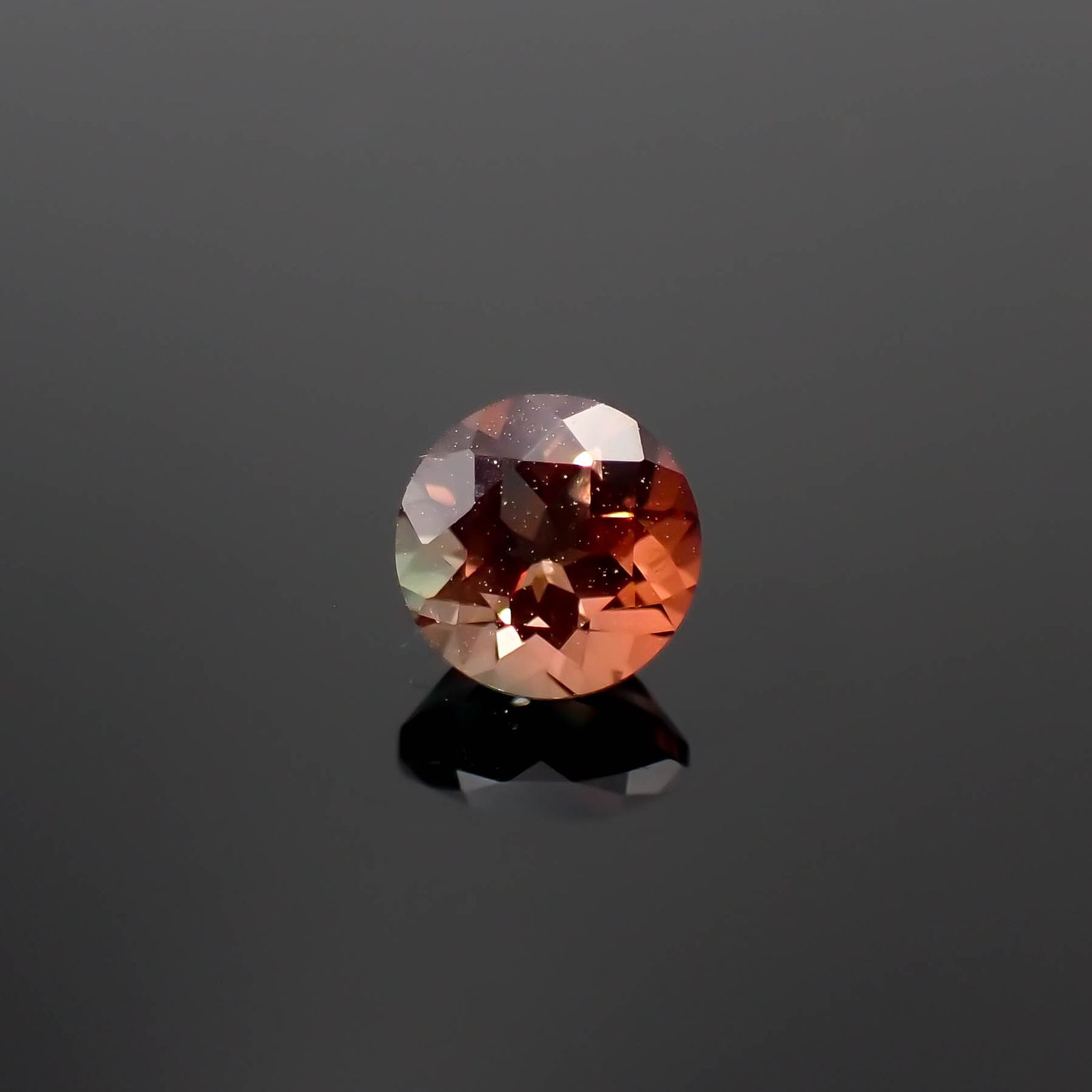 バイカラーアンデシン モンゴル産 0.50ct[230421488]4.9x4.9mm前後