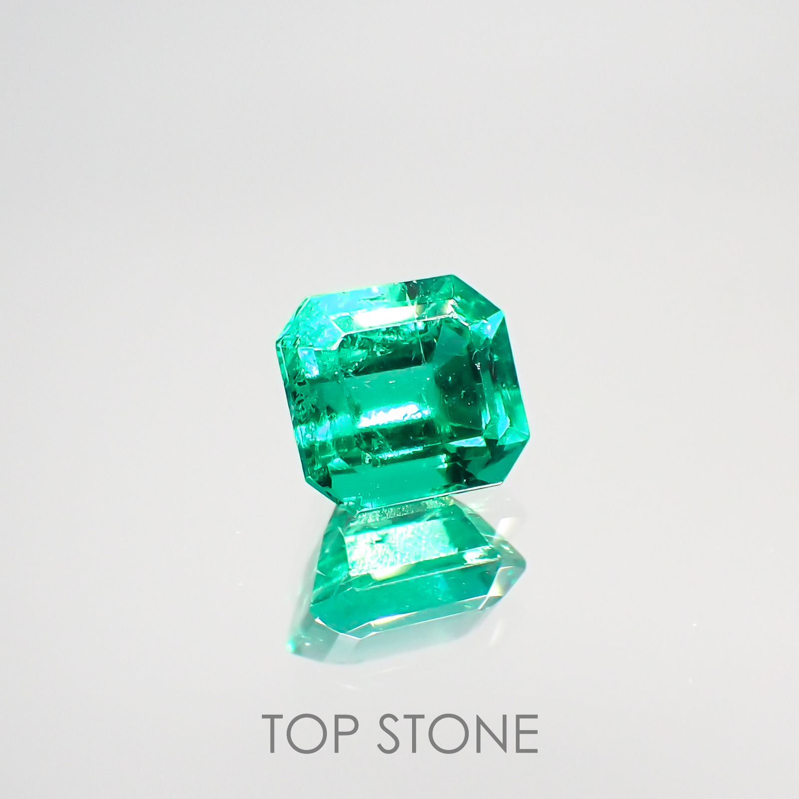 エメラルド(宝石名エメラルド) コロンビア産 0.932ct ソ付(彩珠)[210913159]5.9×5.4mm前後