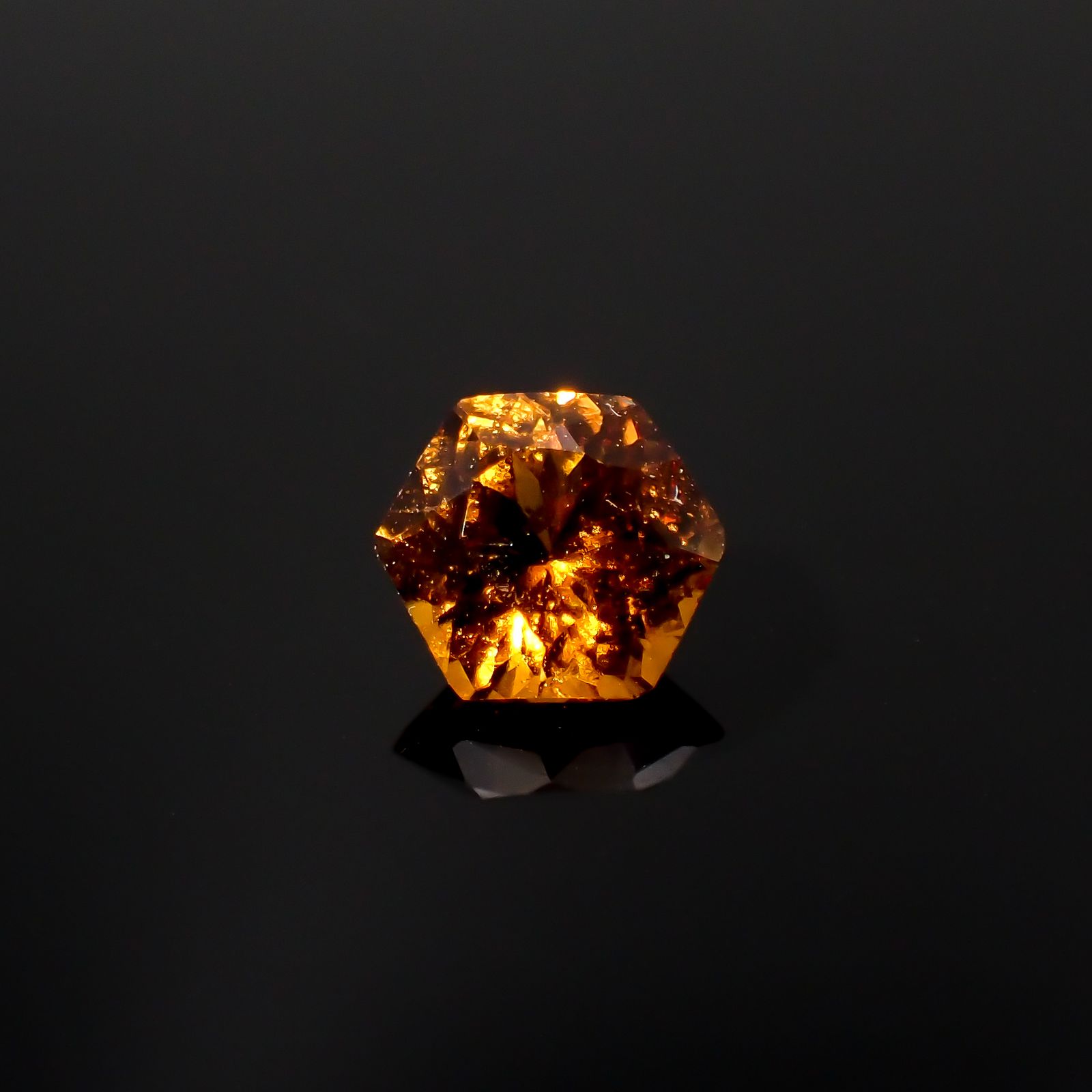 ◇ヘキサゴンカット◇ヘソナイトガーネット(宝石名ガーネット)スリランカ産 0.85ct 識別済[230421609]5.4x5.4mm前後