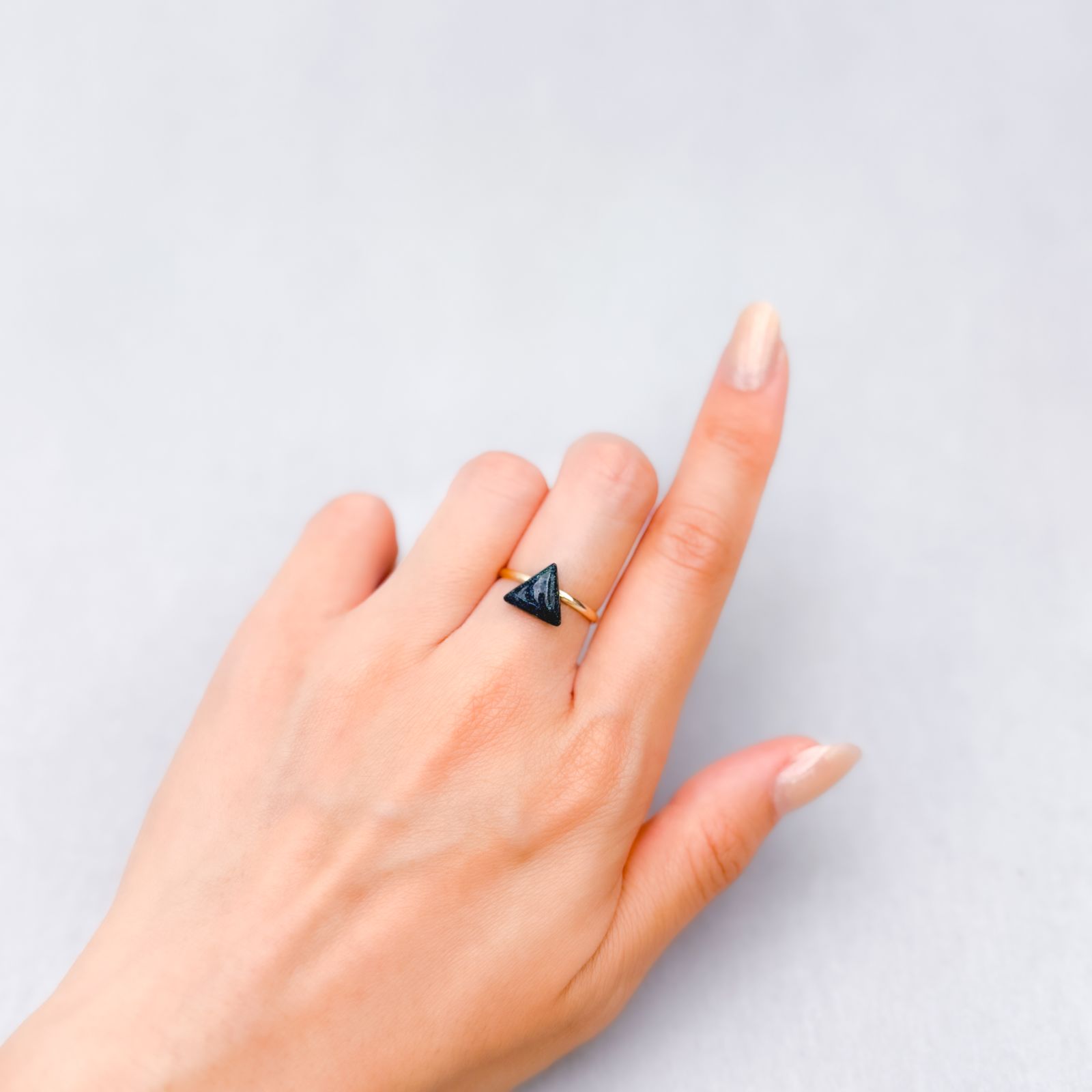 ブラックマトリックスオパール(宝石名オパール/加熱処理)オーストラリア産 1.47ct 識別済[250330126]9.1x10.3mm前後