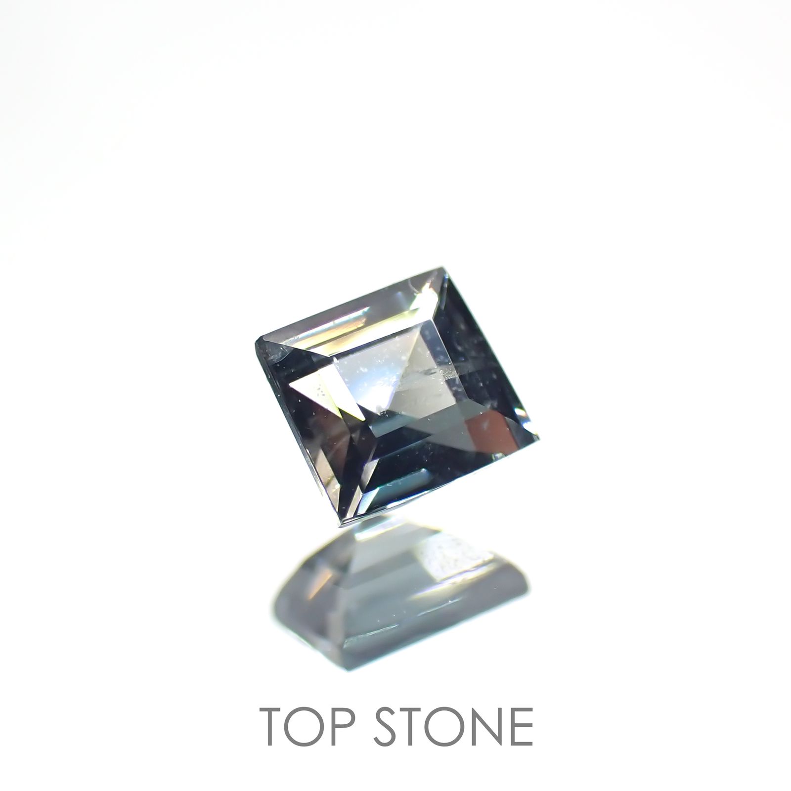 サファリン(宝石名サフィリン) スリランカ産 0.235ct ソ付(彩珠)[21019623]3.4×3.2mm前後