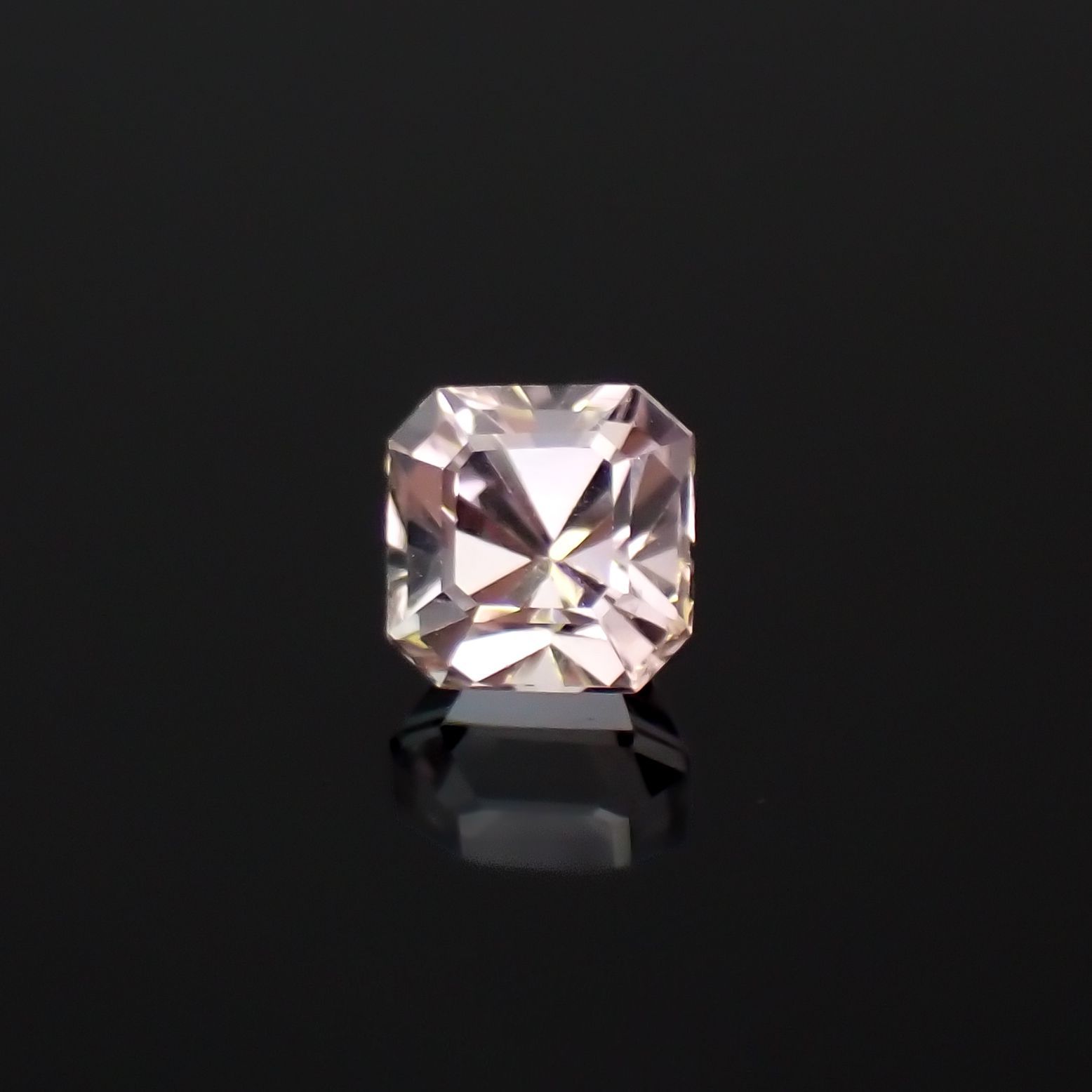 ピンクトルマリン(宝石名トルマリン)アフガニスタン産 1.07ct 識別済[230320844]5.6x5.5mm前後
