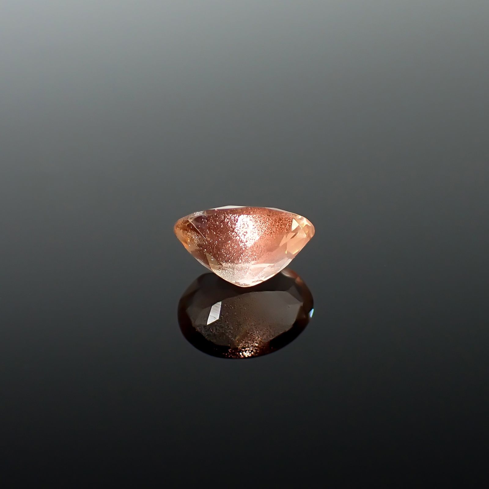 オレゴンサンストーン アメリカ・オレゴン州産 0.70ct / 7.1x5.1mm前後 [260732641]
