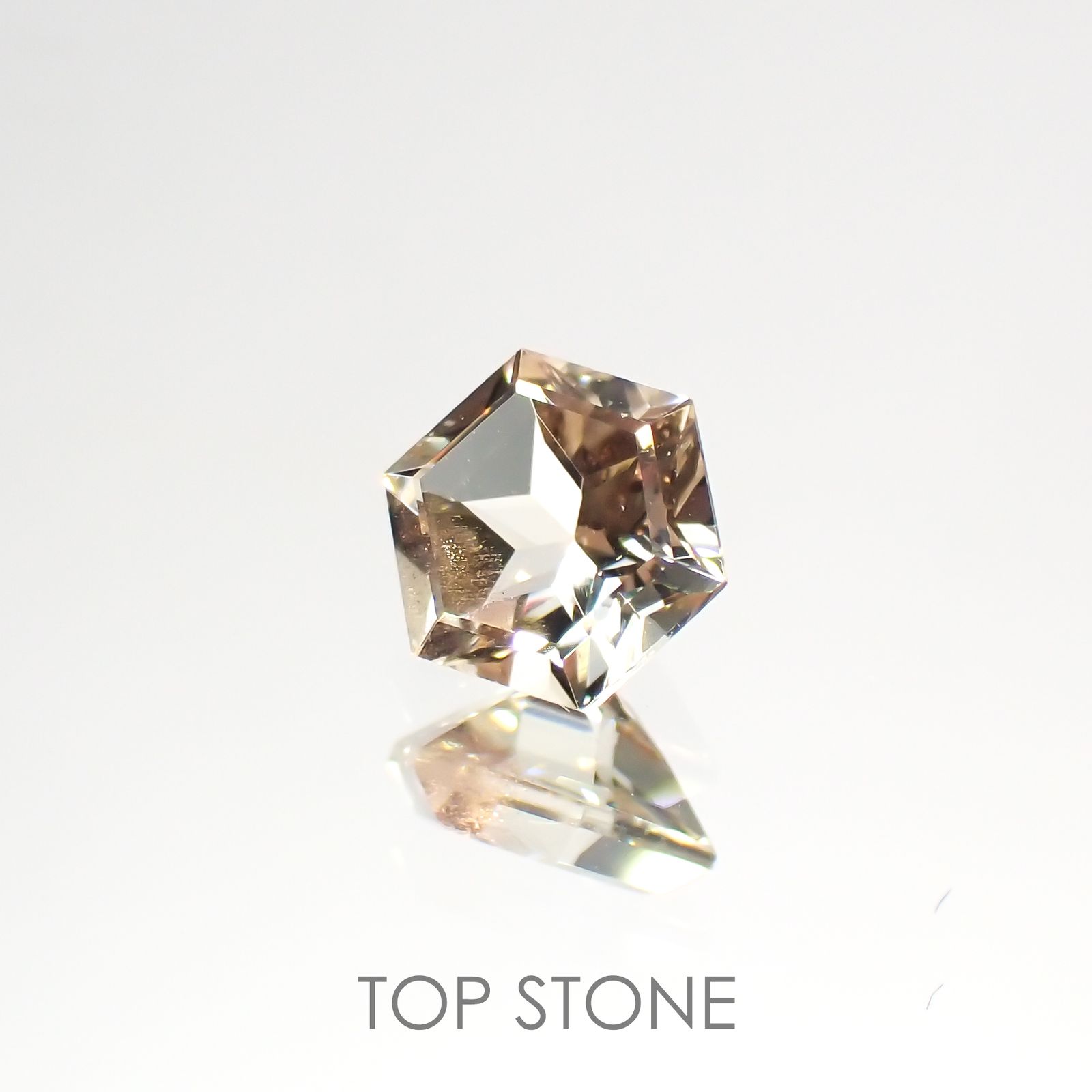 ◇ヘキサゴンカット◇オレゴンサンストーンSA(宝石名ラブラドライト) アメリカ・オレゴン州産 0.49ct 識別済[21019535]5.1×5.1mm前後