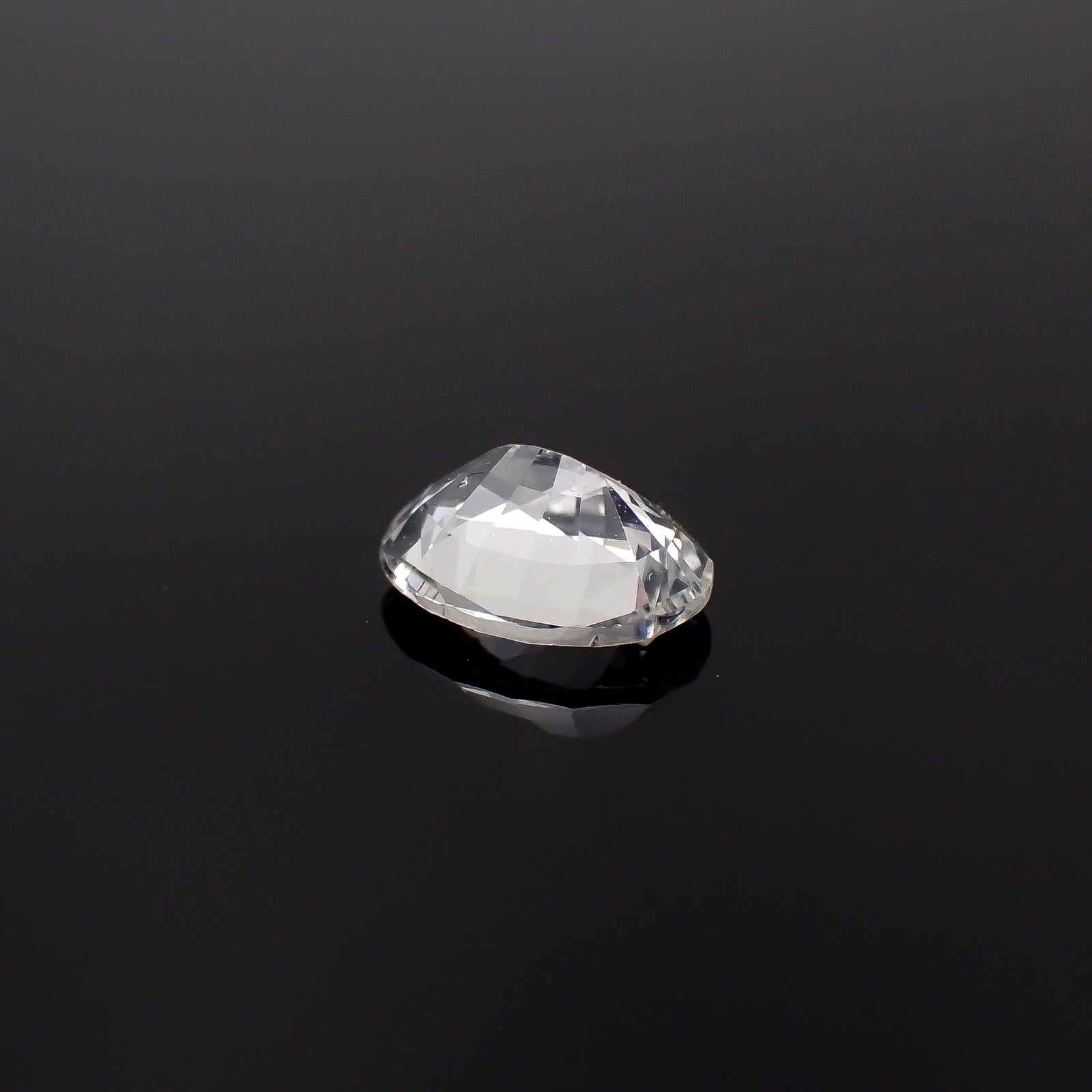 カラーレスサファイア スリランカ産 0.65ct[240527487]6.1x4.8mm前後