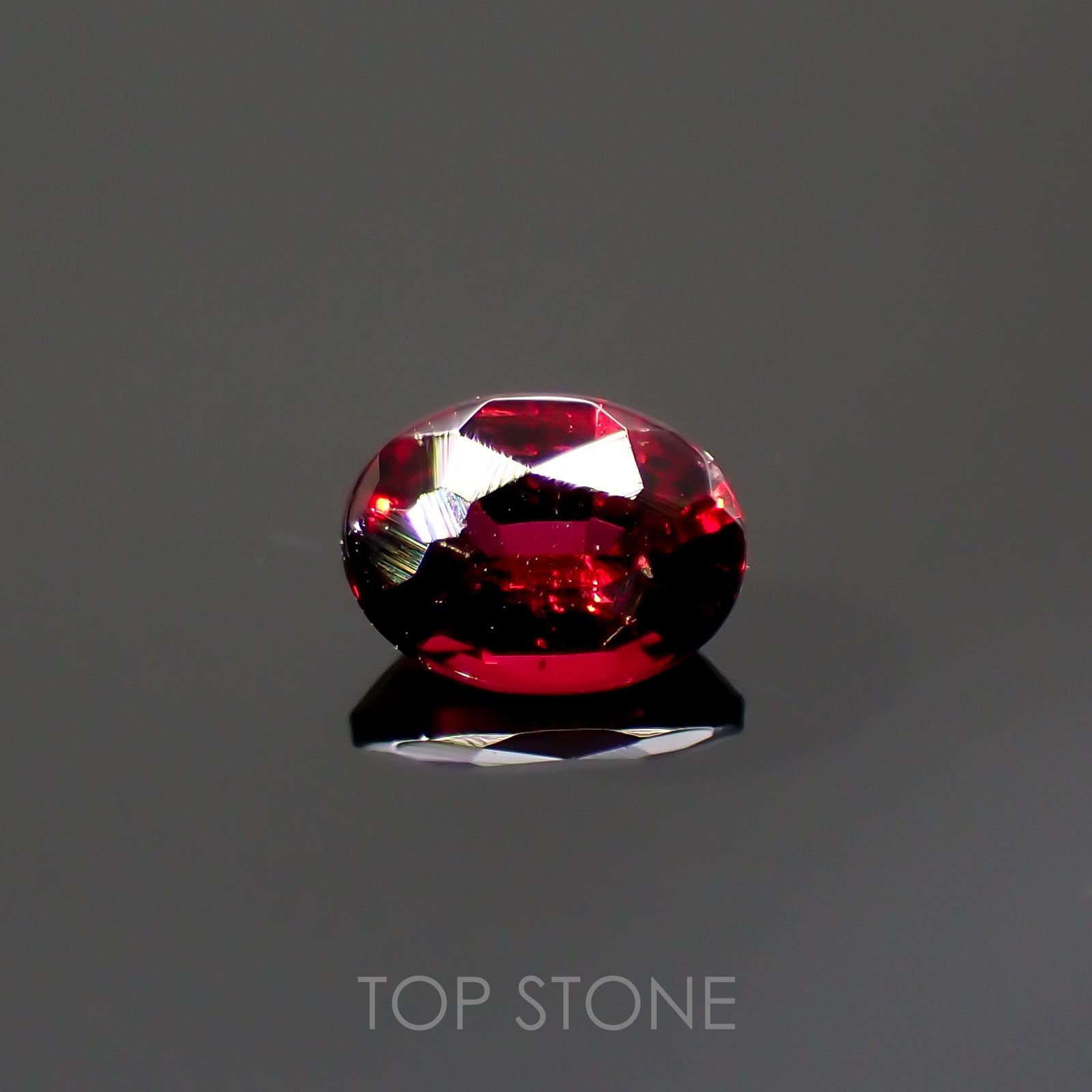 レッドスピネル(宝石名レッド・スピネル)タンザニア産 0.18ct 識別済[220114329]4x2.9mm前後