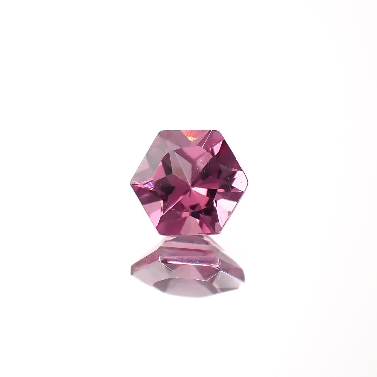 ◇ヘキサゴンカット◇カラーシフトマラヤガーネットSA(宝石名ガーネット)タンザニア産 0.37ct 識別済[220918042]4.1x4.1mm前後