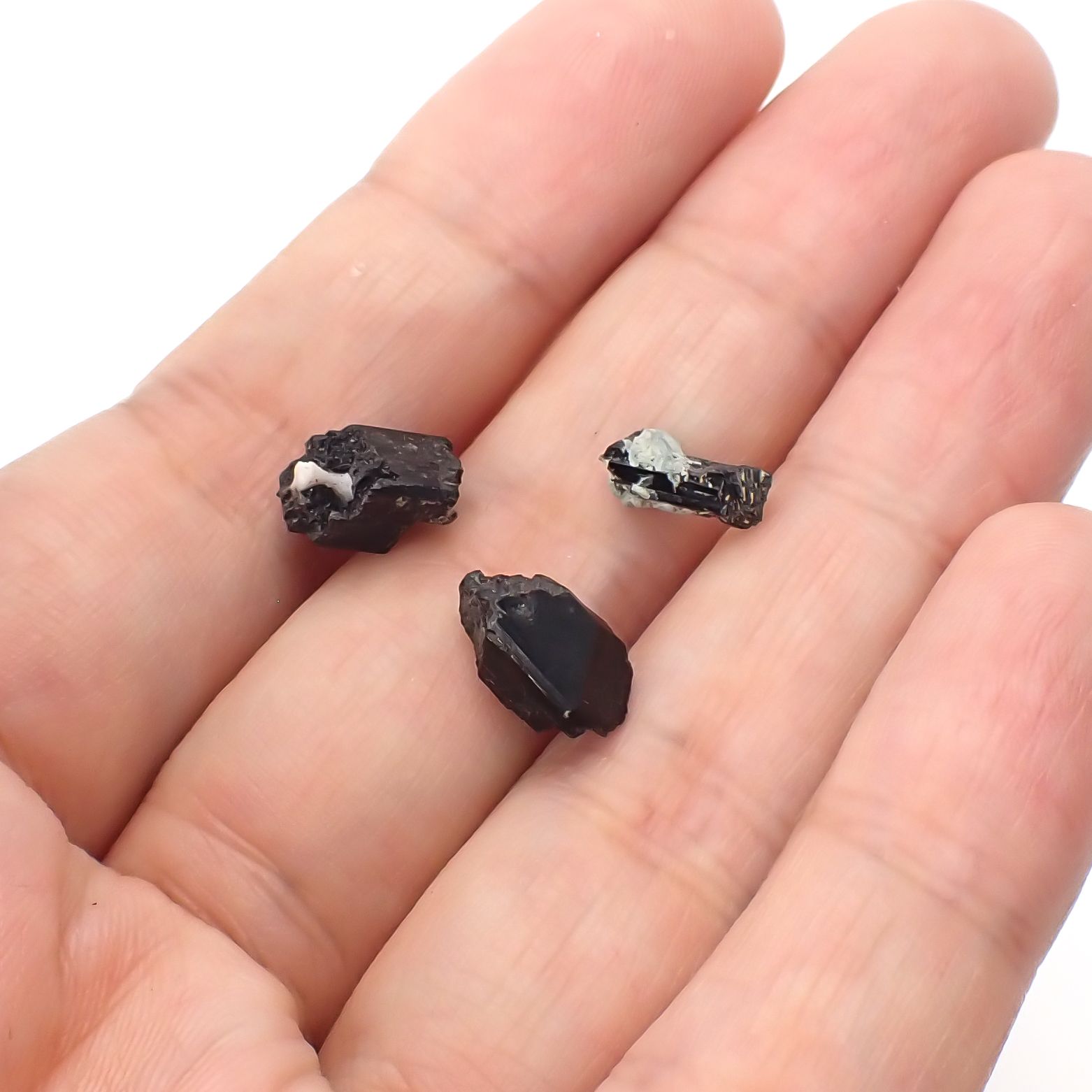 ネプチュナイト 原石 3個セット アメリカ・カリフォルニア州産 7.26ct(3pcs合計)[230622312]9.5-11.7x5.1-7.1mm前後