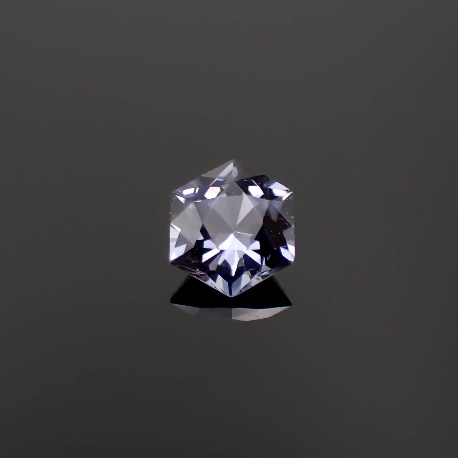 ◇ヘキサゴンカット◇バイオレットスピネル(宝石名スピネル)ビルマ/マダガスカル産 0.44ct 識別済[230220669]4.7x4.6mm前後