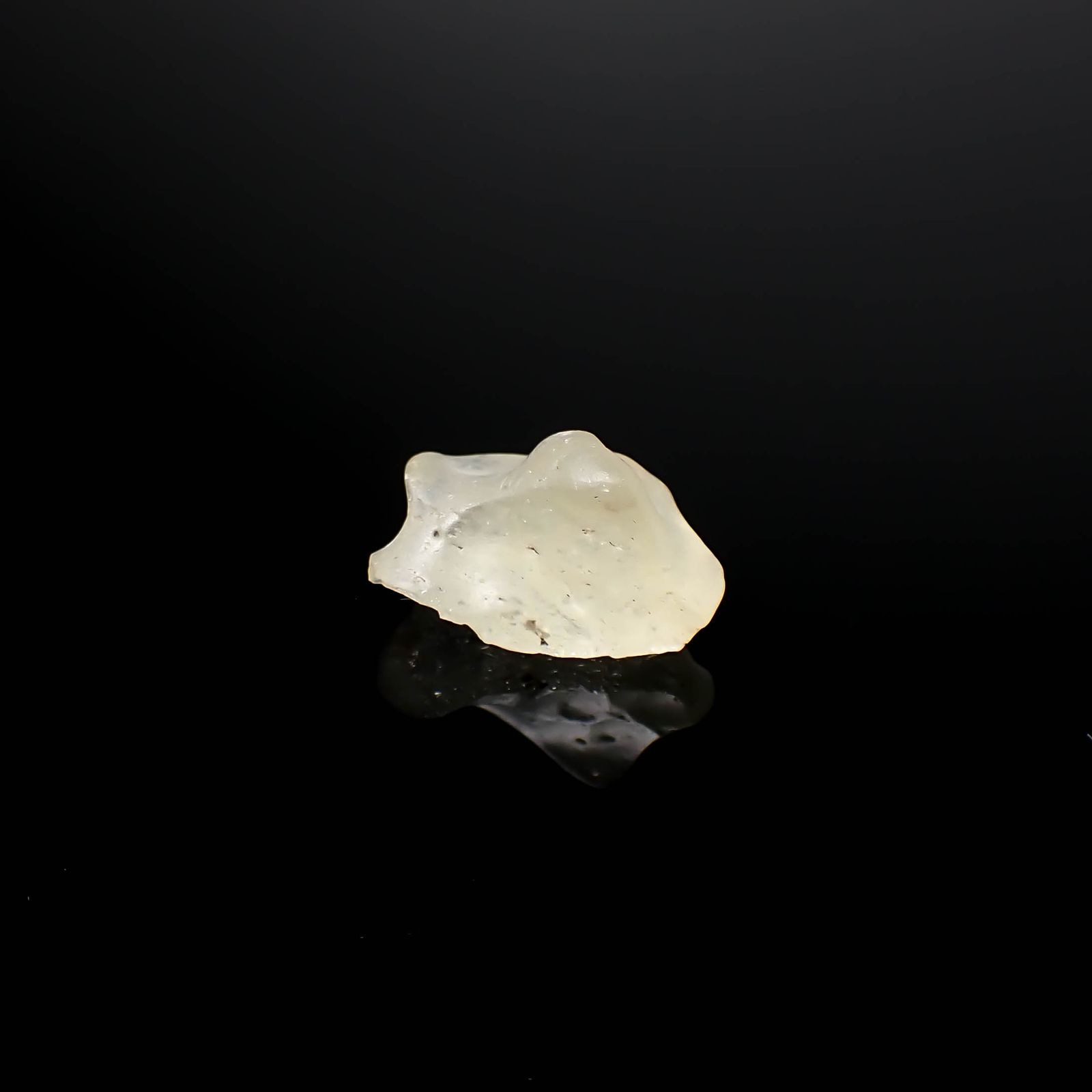 リビアングラス 原石 発見地：エジプト・リビア砂漠 10.72ct [241029288]18.5x16mm前後