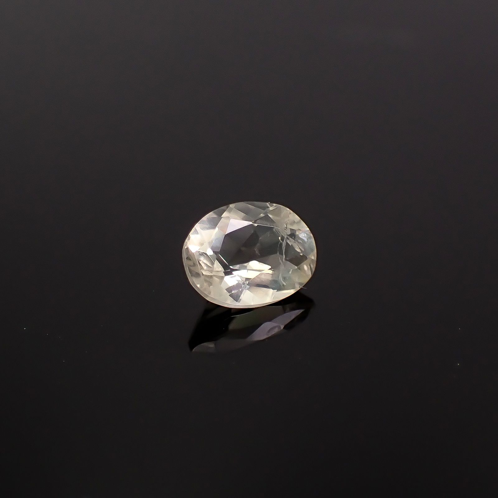 リューサイト 遊色効果あり イタリア産 0.67ct / 6.9x5.2mm前後 [260131557]