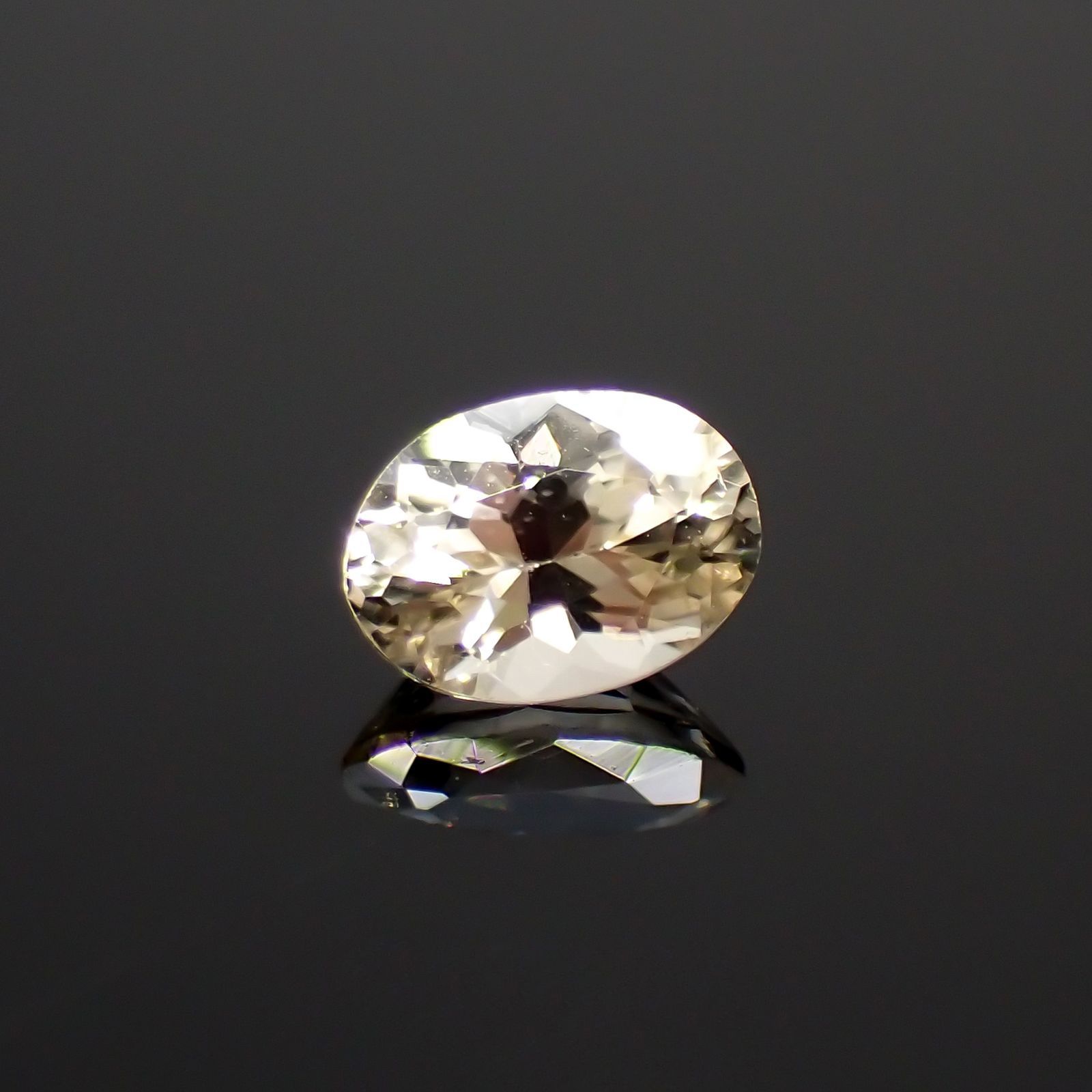 シンハライト(宝石名シンハライト)スリランカ産 識別済 0.40ct / 5.2x3.7mm前後 [260413713]