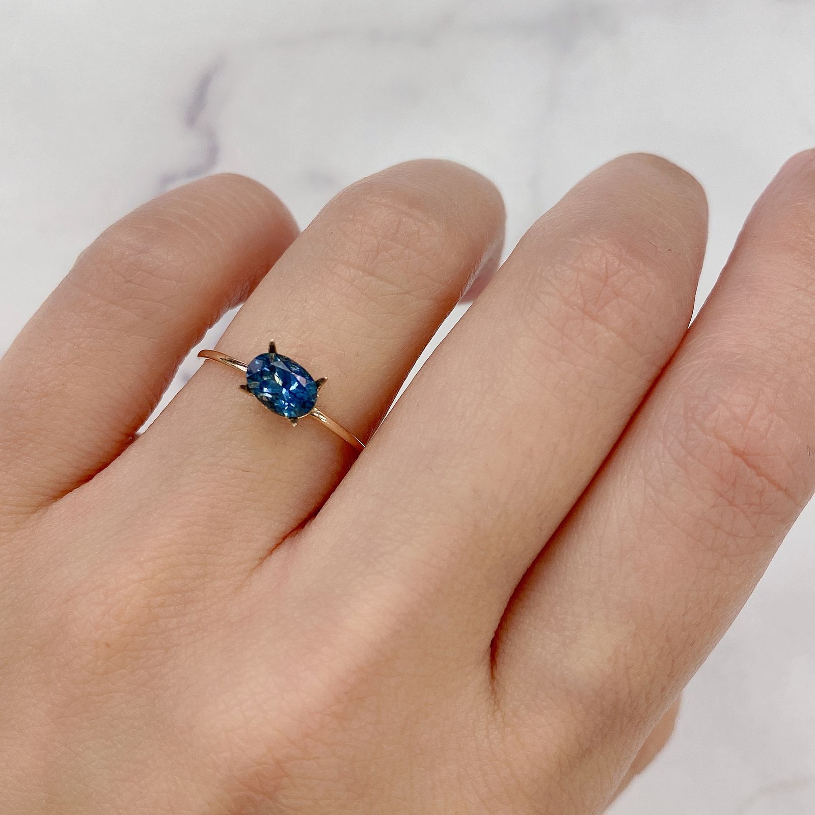 モンタナサファイア(宝石名ブルー・サファイア) アメリカ・モンタナ州産 0.882ct ソ付(彩珠)[21019464]6.4×4.5mm前後