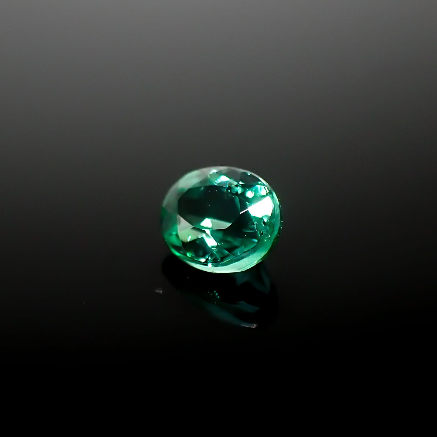 パライバトルマリン(宝石名トルマリン/別名パライバ・トルマリン)ブラジル・キントス鉱山産 0.485ct ソ付(宝貴協)[240928717]5.16x4.16mm前後