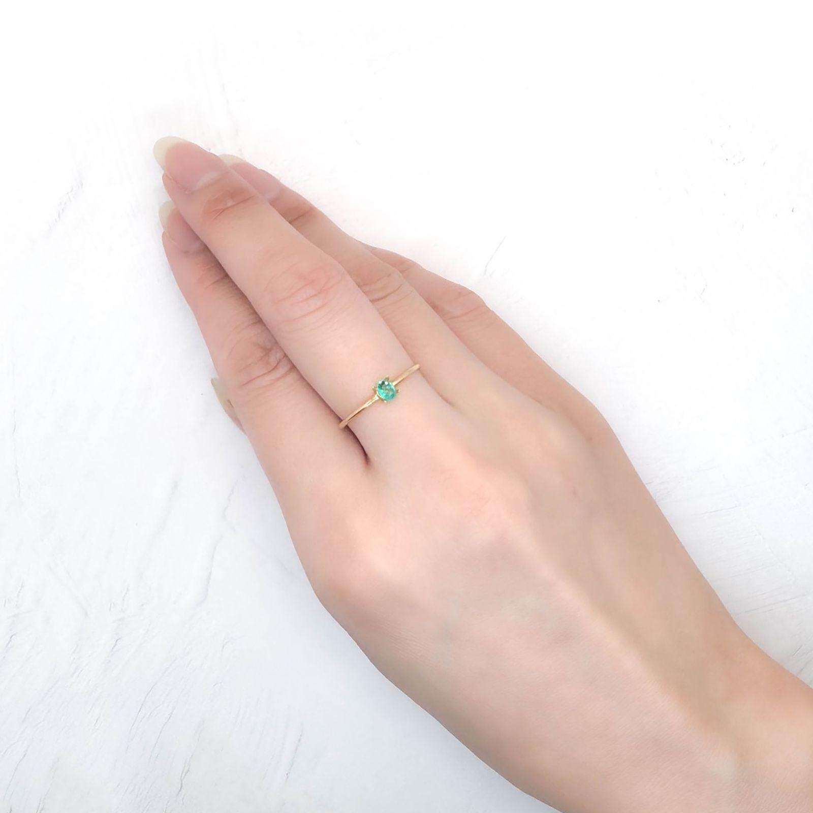 パライバトルマリン ブラジル・パライバ州バターリャ鉱山産 0.11ct / 3.8x2.7mm前後 [250931082]
