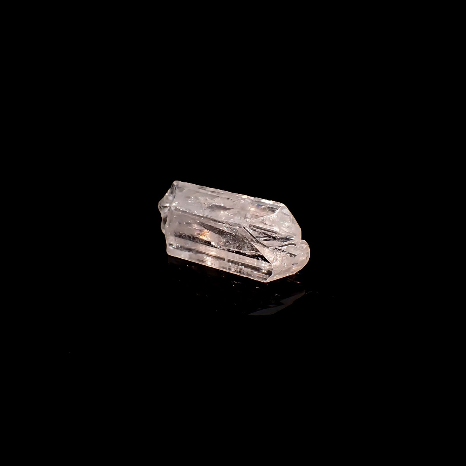 ダンビュライト原石 メキシコ産 9.96ct / 21.6x6.9mm前後 [260532171]