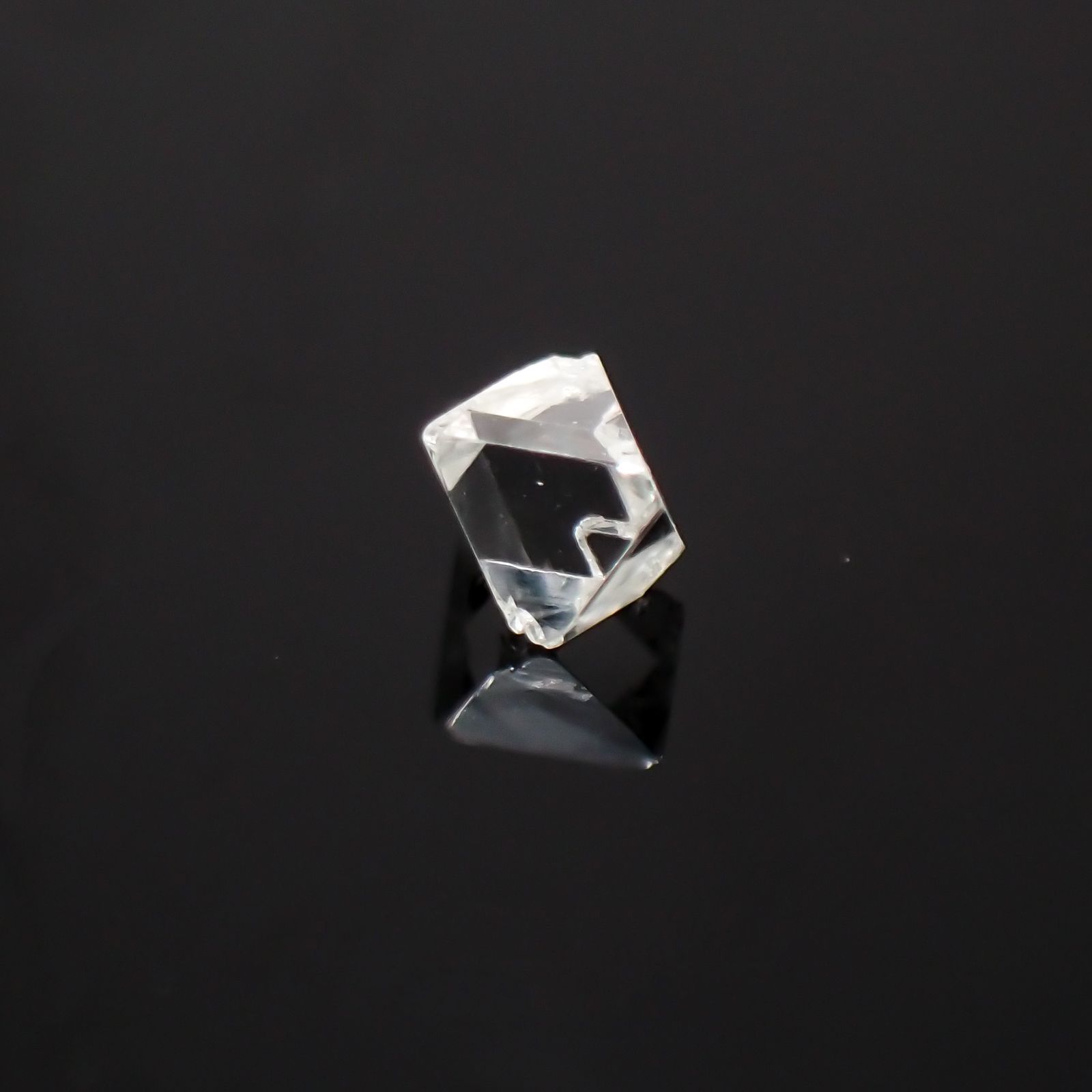 ソーヤブルダイヤモンド(宝石名ダイアモンド) ロシア産 原石・結晶 0.057ct 識別済[210410550]2.5×2.4mm前後