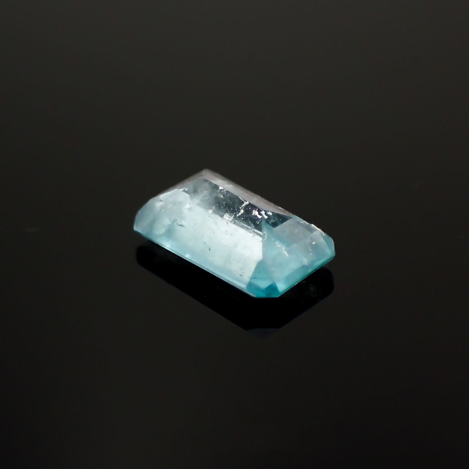 ユークレース(宝石名ブルー・ユークレース)コロンビア産 0.767ct ソ付(彩珠)[221018857]7.5x4.6mm前後