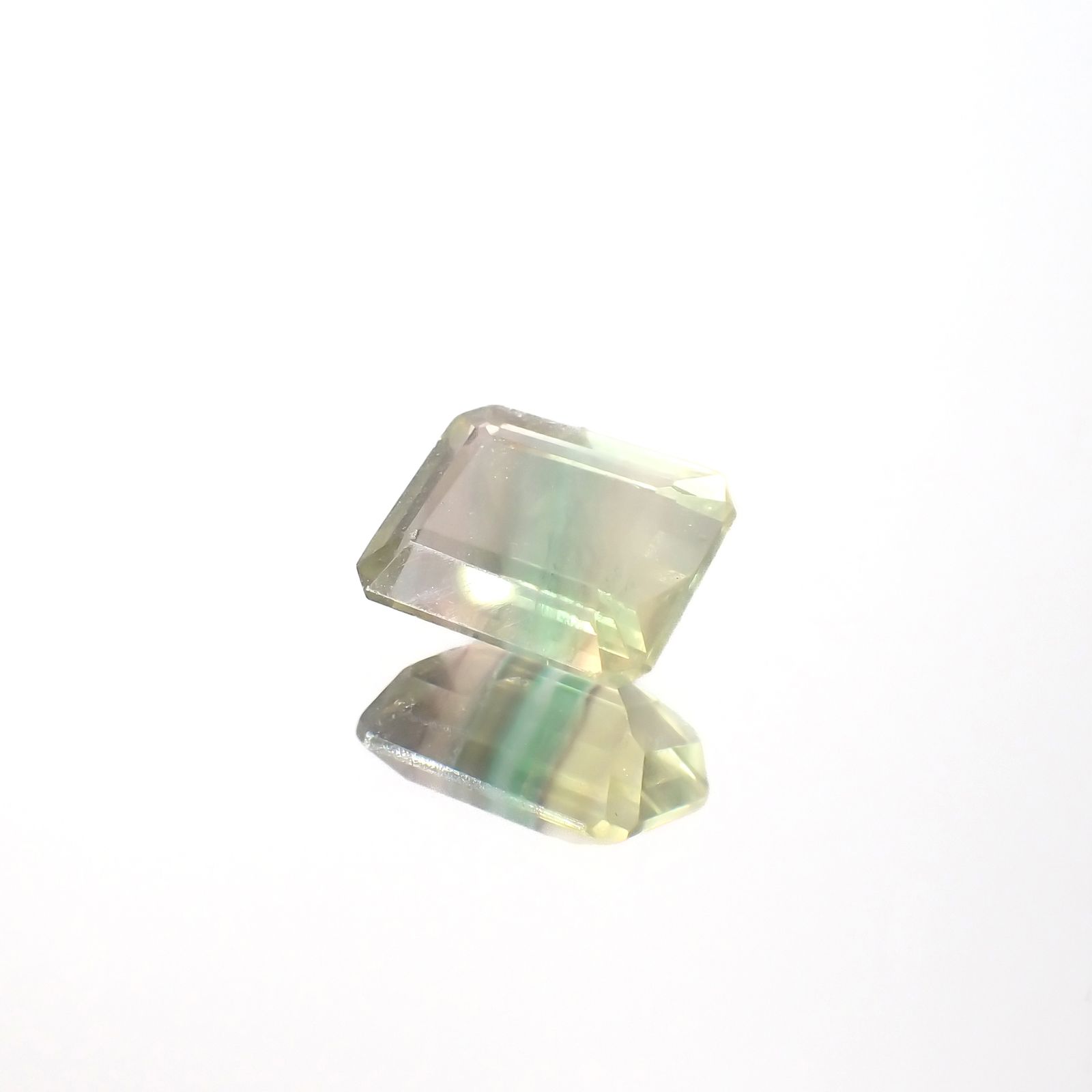 バイカラーフローライト フルオレッセンス ブラジル産 3.73ct[230722975]9.7x7.9mm前後
