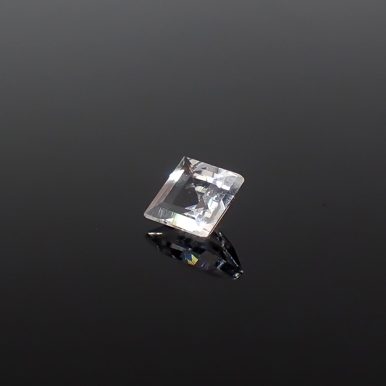 テネブレッセンススキャポライト アフガニスタン産 0.15ct / 3.2x3.2mm前後 [260432040]