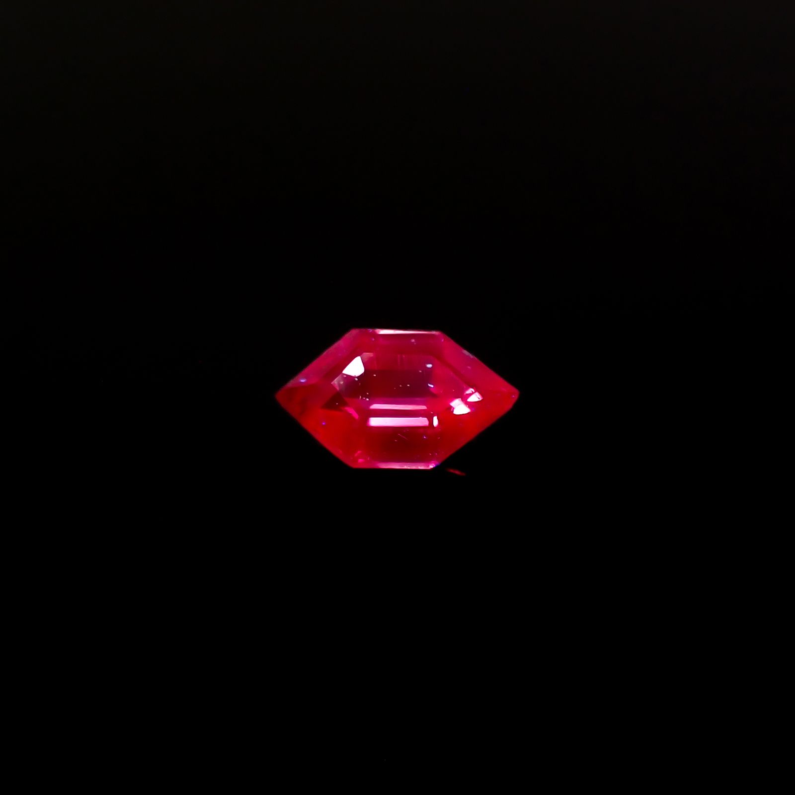 ◇カスタムカット◇ウィンザーサファイア タンザニア・ウィンザー産 0.18ct / 4.8x2.9mm前後 [260532136]