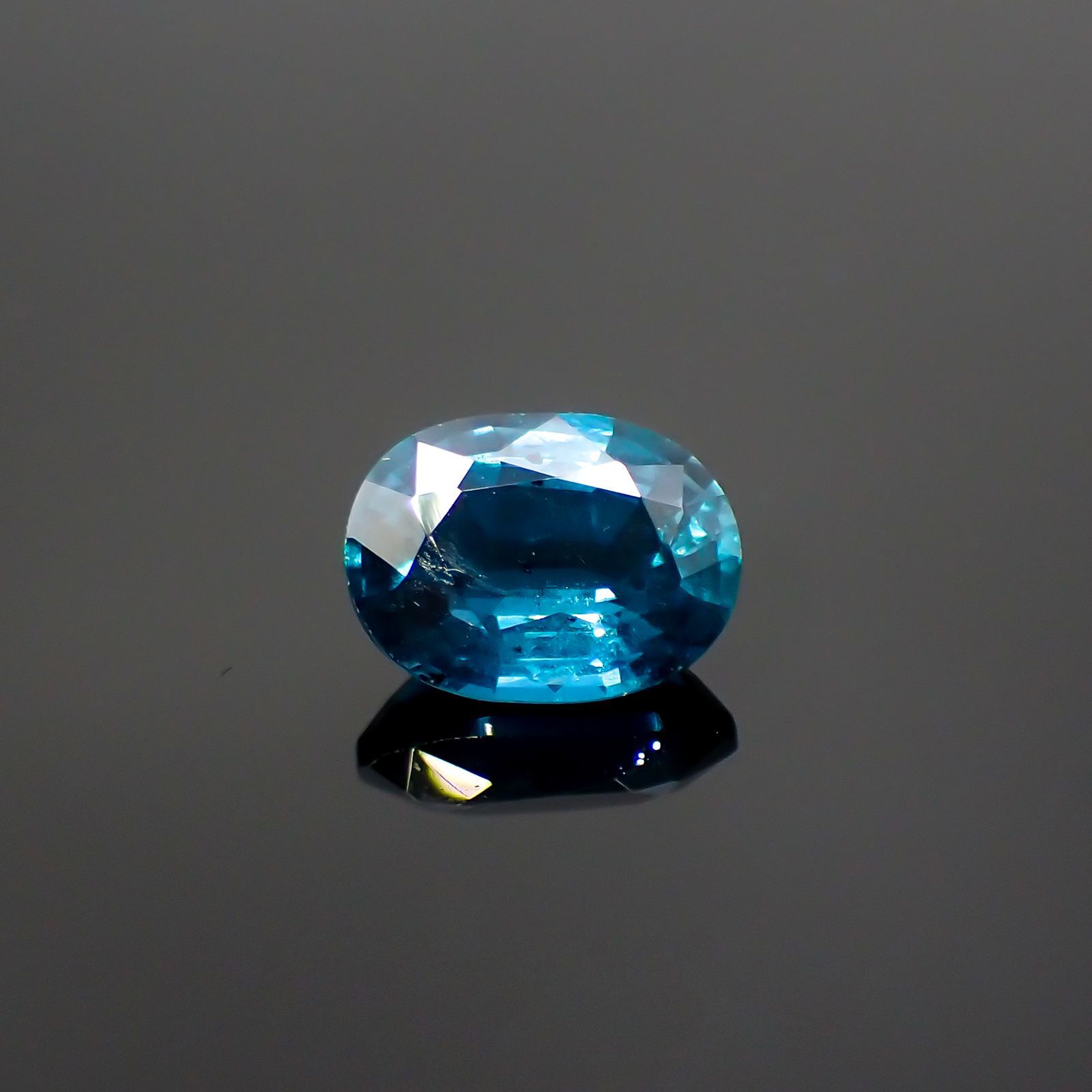 オーシャンブルーカイヤナイト(宝石名カイヤナイト) インド・オリッサ州産 2.40ct 識別済[210912369]9.1×6.7mm前後 | TOP  STONE(トップストーン)