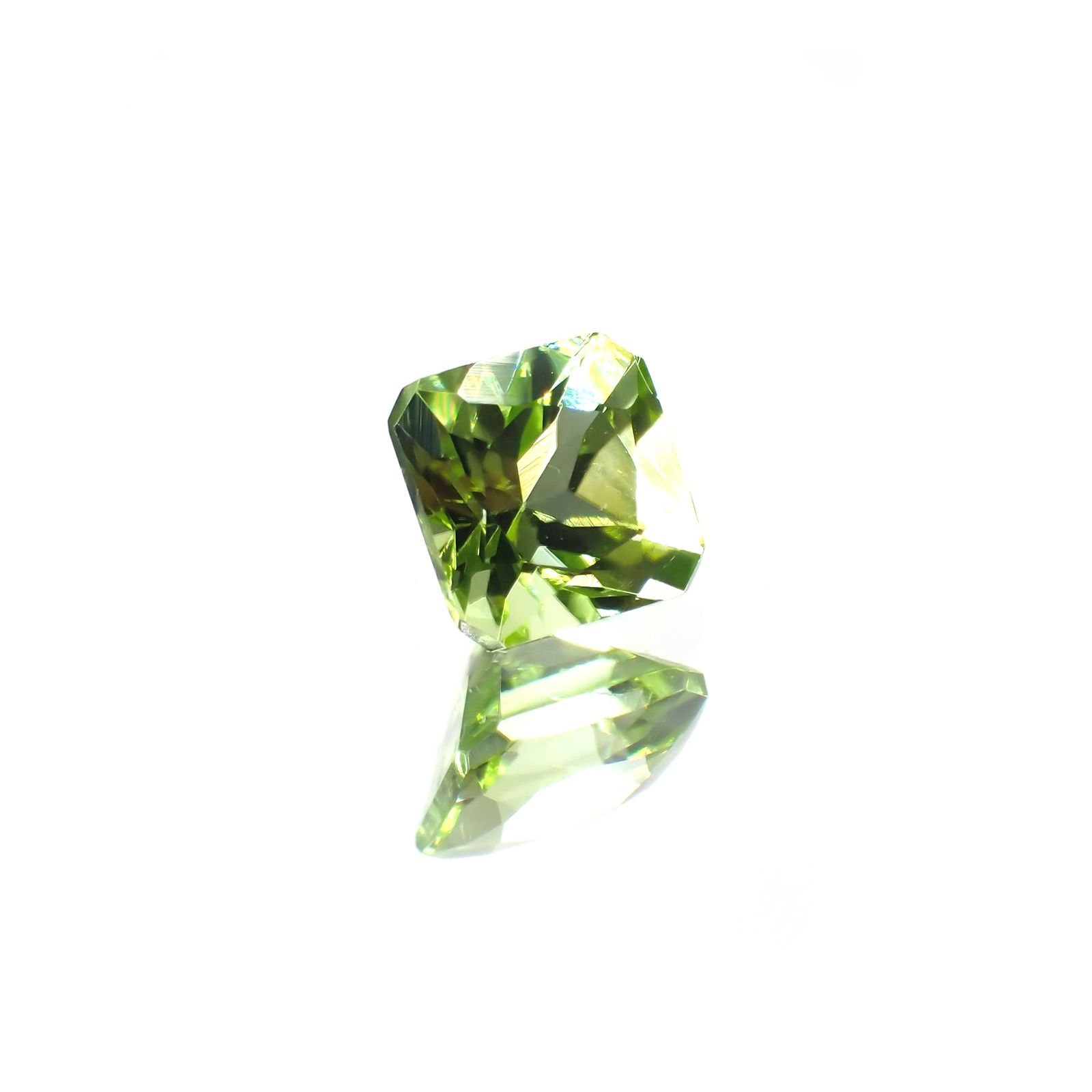 ◇アッシャーカット◇ペリドット(宝石名ペリドット) パキスタン産 0.84ct 識別済[211013487]5.1×5.1mm前後