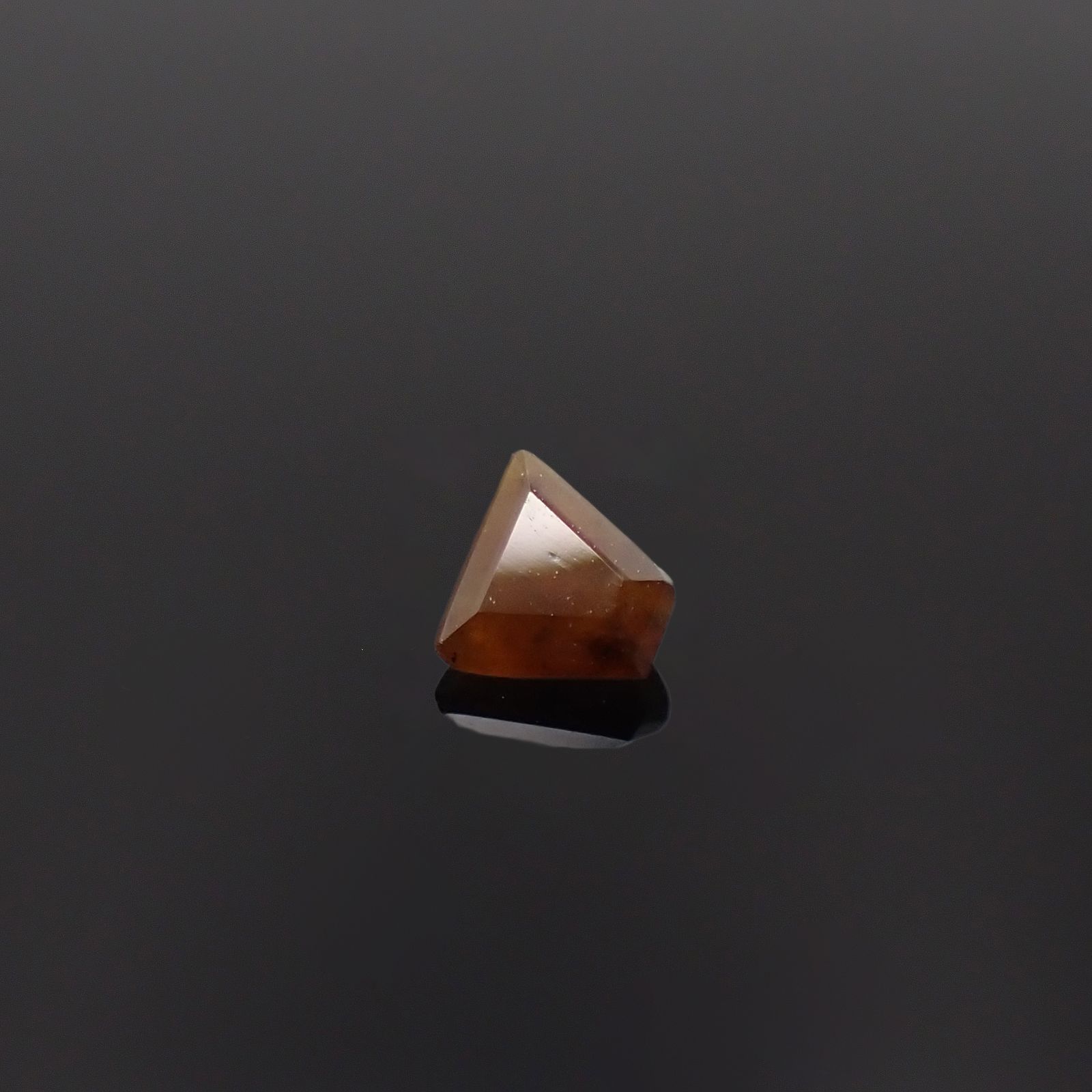 ◇カスタムカット◇バイアナイト(宝石名バイアナイト)ブラジル産 0.376ct ソ付(日独)[240527772]3.63x3.95mm前後