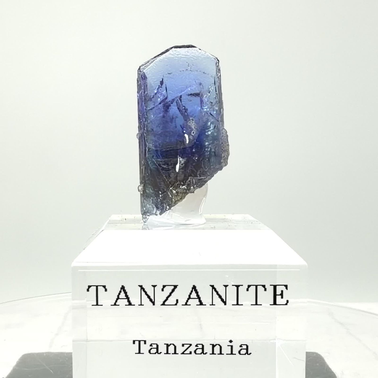 タンザナイト原石 タンザニア産 アクリル台座付き 28.38ct(5.67g