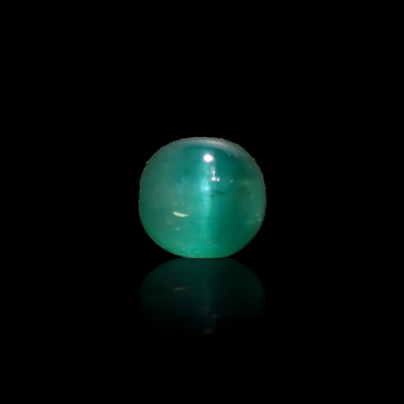 エメラルドキャッツアイ(宝石名エメラルド・キャッツアイ)コロンビア産 1.162ct ソ付(彩珠)[231023867]5.8x5.5mm前後