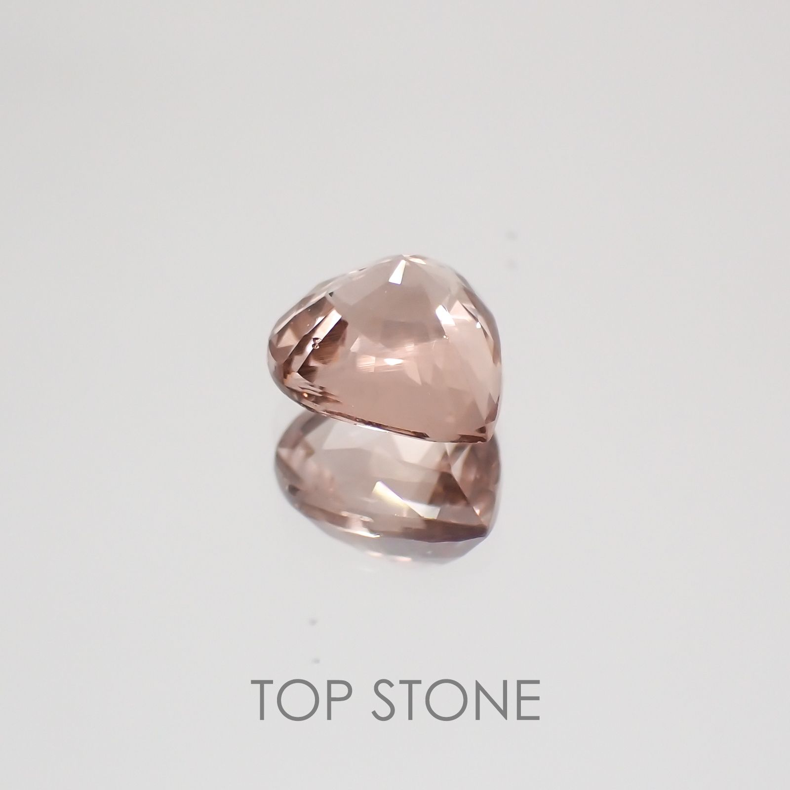 カラーチェンジマラヤガーネット(宝石名ガーネット) タンザニア産 1.04ct 識別済[21019642]6.5×5.6mm前後