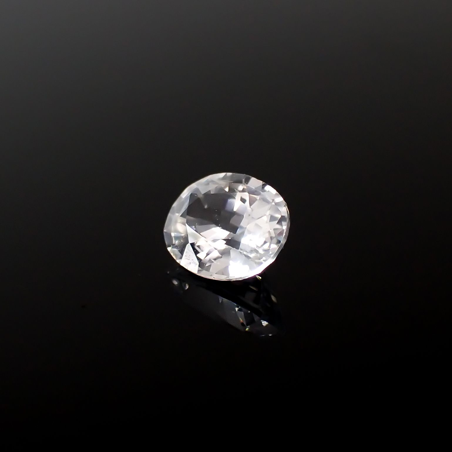 カラーレスサファイア スリランカ産 0.42ct[240527478]5.1x4mm前後