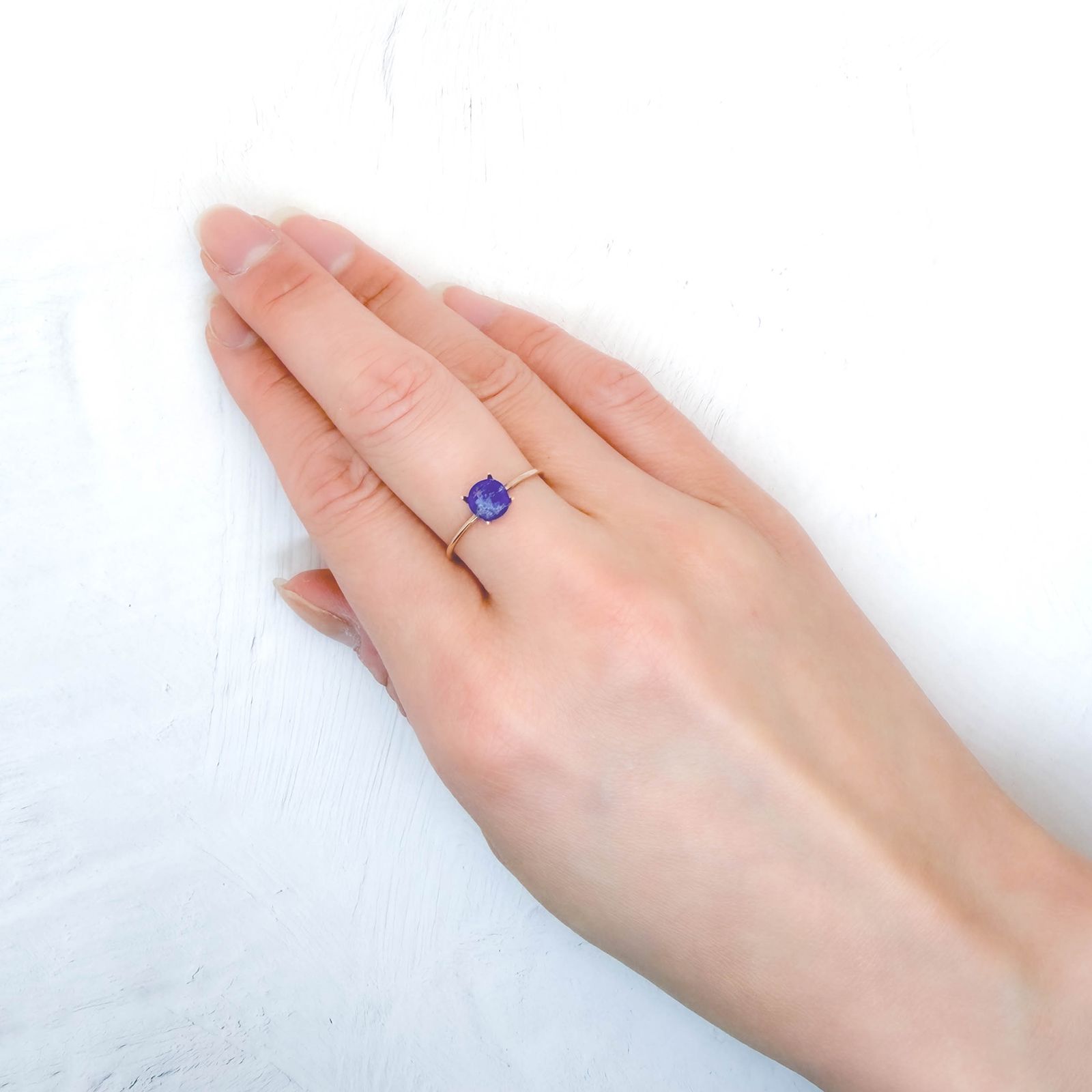 ラズライトインソーダライト フルオレッセンス アフガニスタン産 0.64ct / 5.9x5.8mm前後 [260431996]