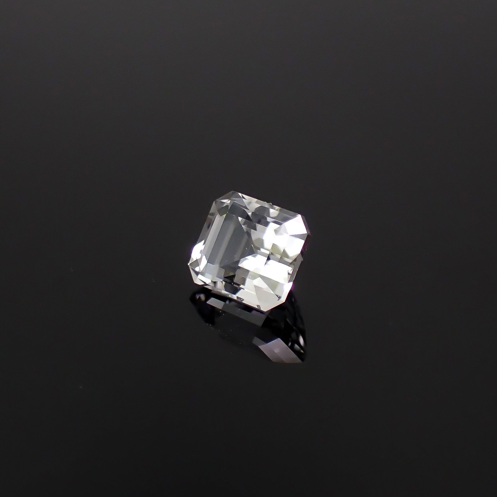 フェナカイト ロシア産 0.73ct / 5.3x4.7mm前後 [260231712]