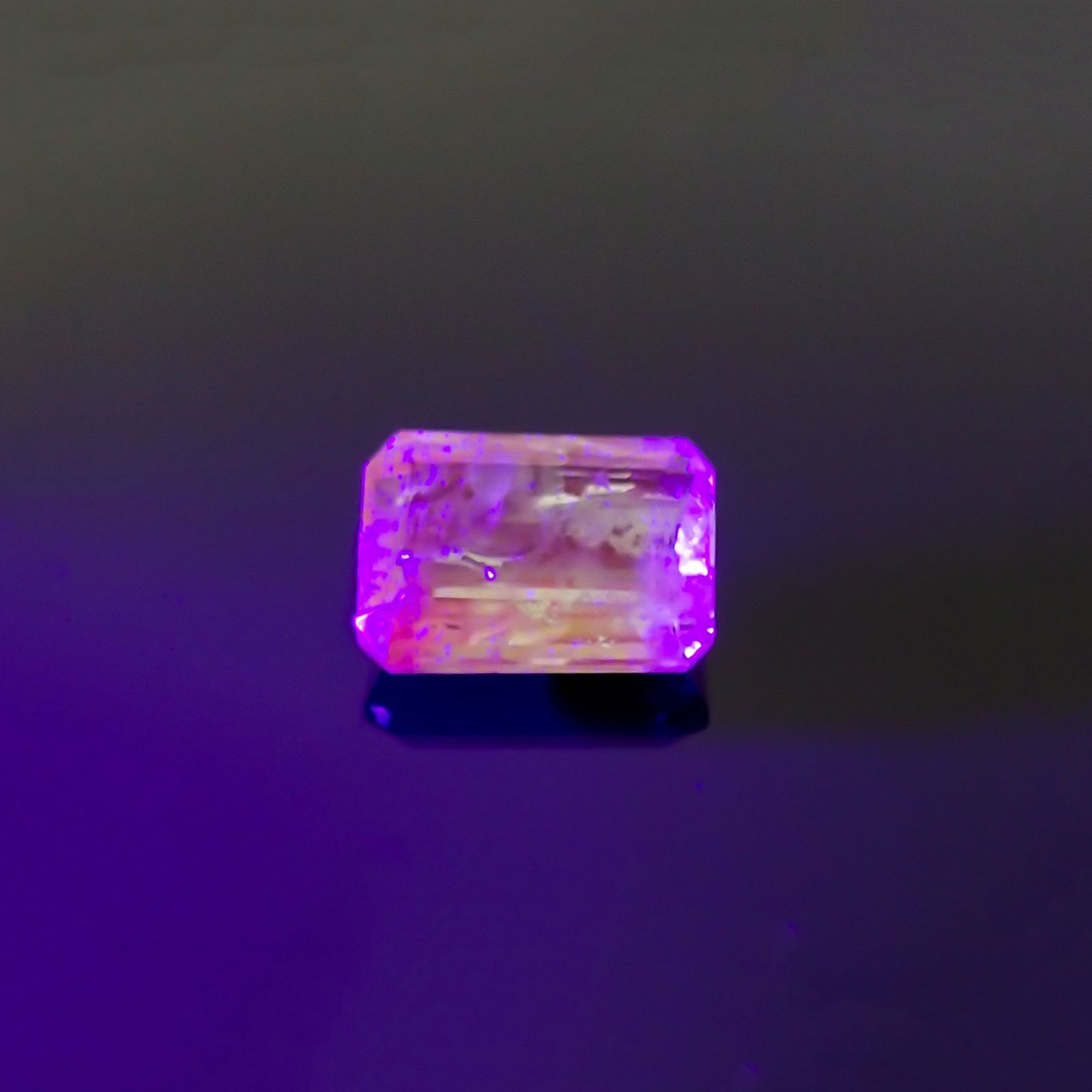 バイカラーツァボライト(宝石名グリーン グロッシュラー・ガーネット) タンザニア産 1.33ct 識別済[210711912]7.3×5.3mm前後