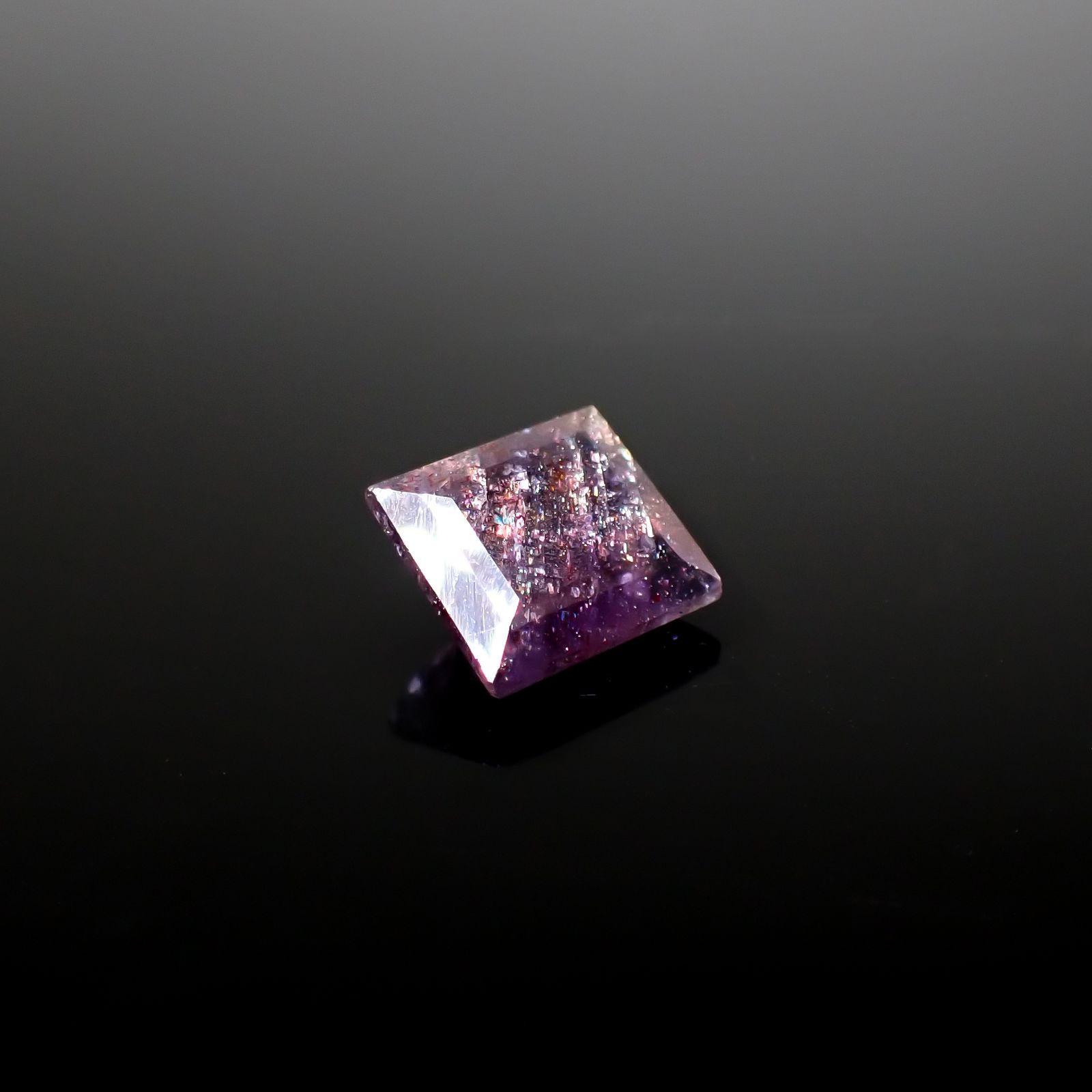 ブラッドショットアイオライト インド産 1.89ct [241129461]8.2x7.4mm前後