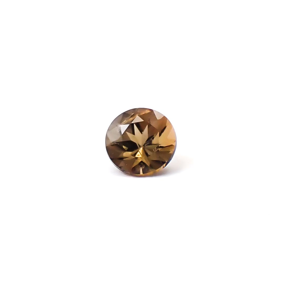 ゴールデンアイオライト(宝石名コーディエライト)マダガスカル産 識別済 0.15ct / 3.5x3.4mm前後 [260532193]