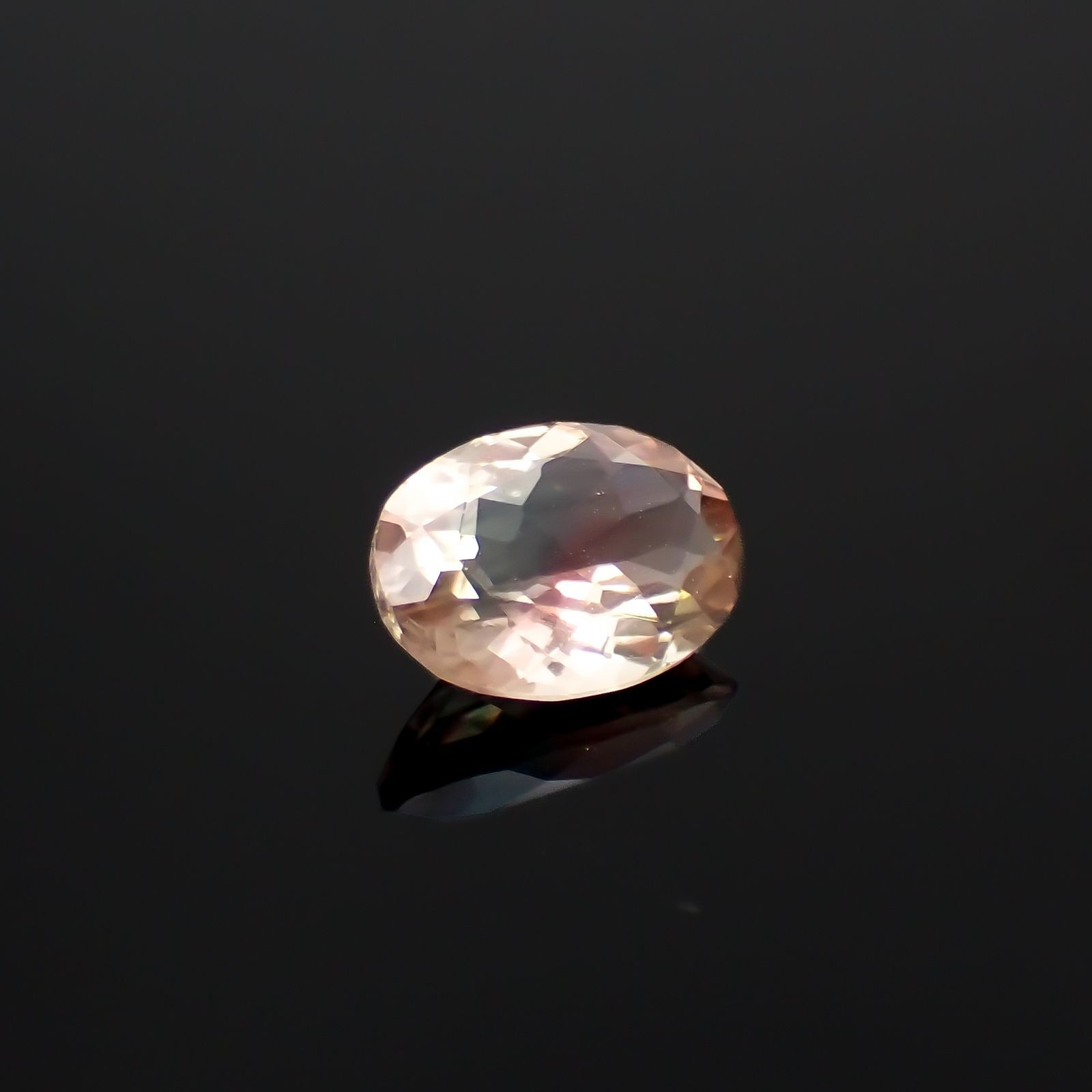パーティカラーオレゴンサンストーン アメリカ・オレゴン州産 0.93ct / 7.8x5.7mm前後 [230722847]