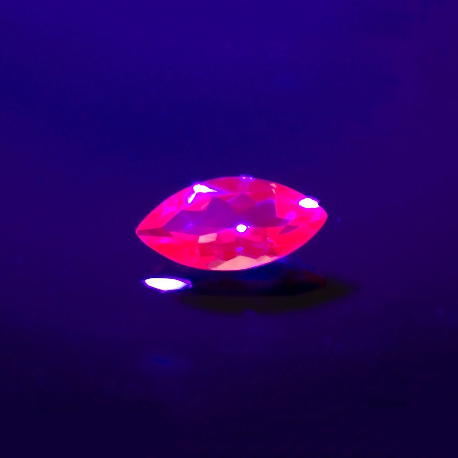 ホットピンクスピネル(宝石名ピンク・スピネル)タンザニア産 識別済 0.35ct / 7x3.4mm前後 [230823040]