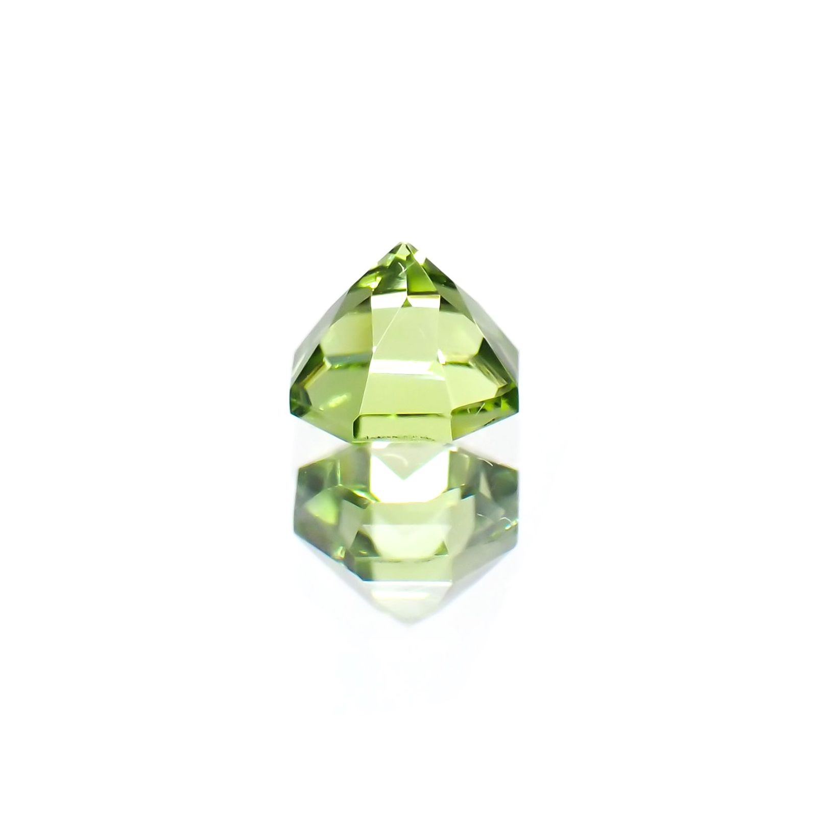 ◇オクタゴンカット◇ペリドット(宝石名ペリドット) パキスタン産 0.75ct 識別済[251013112]5.1×5mm前後