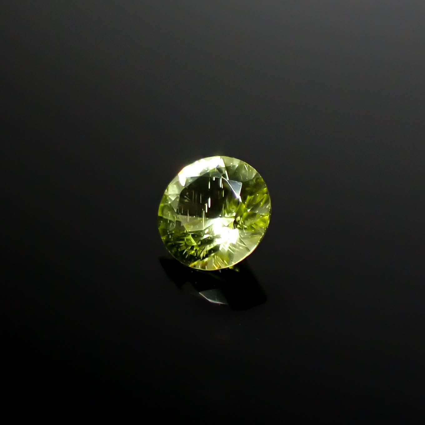 パラサイティックペリドット 採取地：インドネシア・ジェパラ 0.16ct [250730750]3.5x3.5mm前後