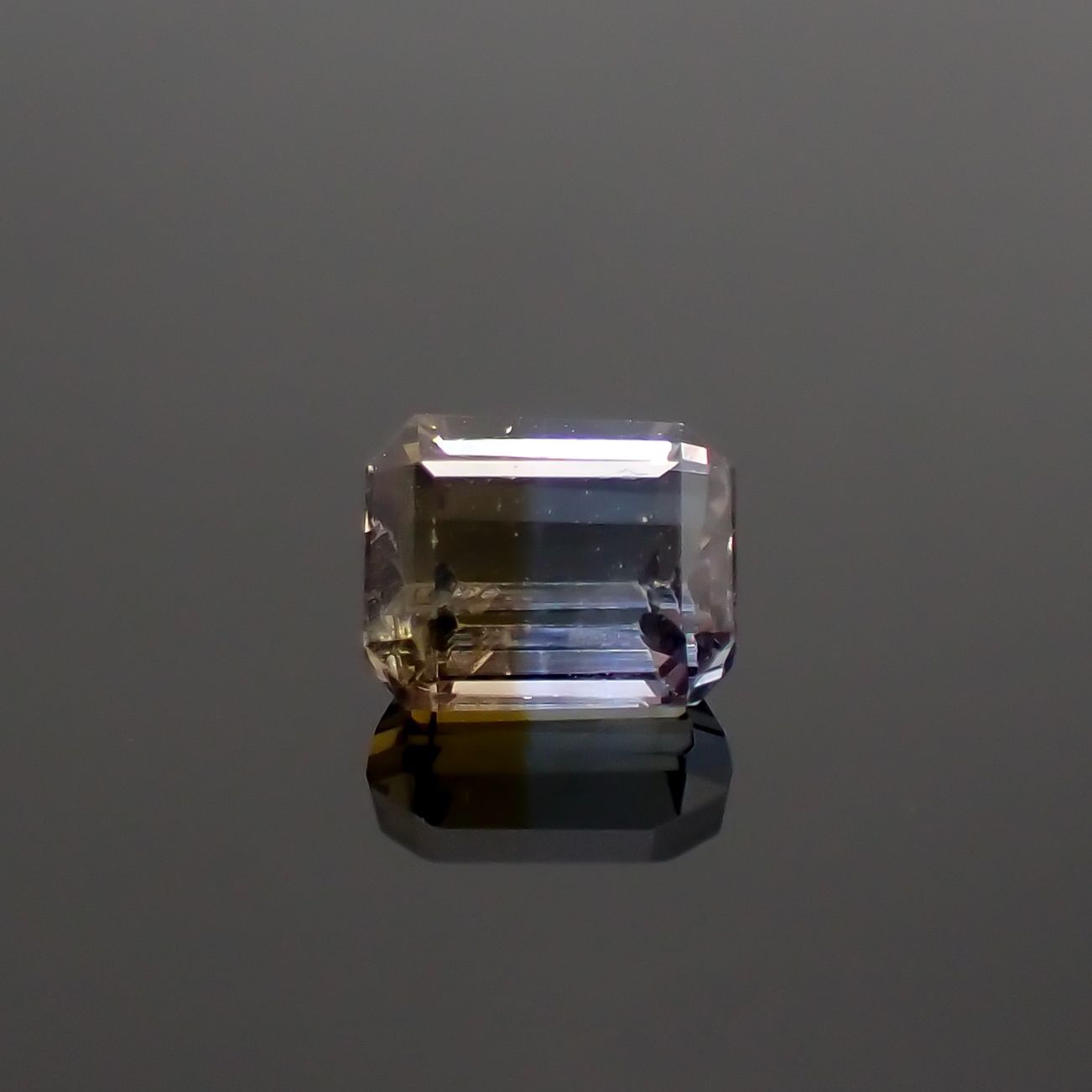 バイカラータンザナイト(宝石名バイカラー・ゾイサイト) タンザニア産 0.752ct ソ付(彩珠)[210711581]5.5×4.4mm前後