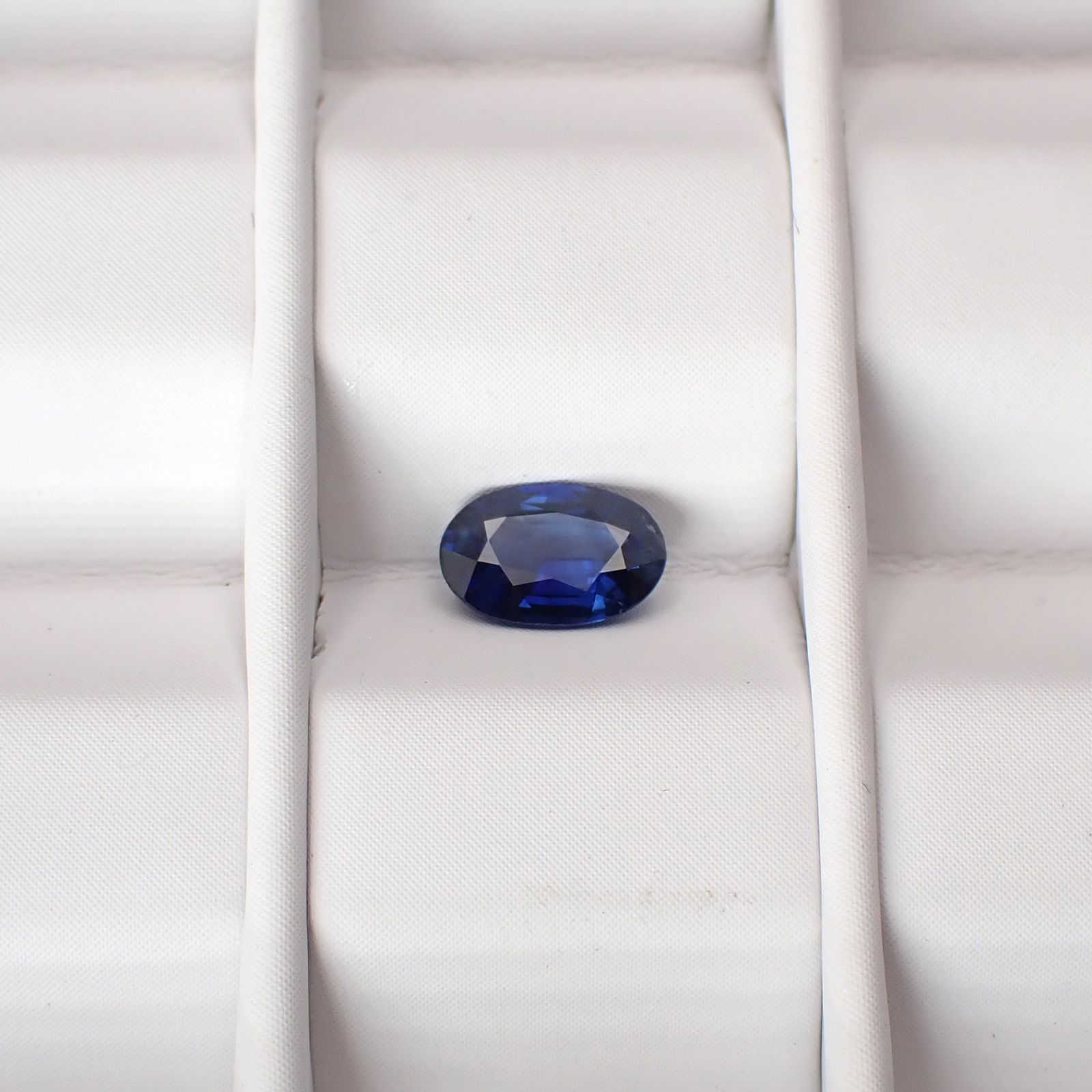 サファイア スリランカ/マダガスカル産 0.57ct / 6.2x4.3mm前後 [251031221]