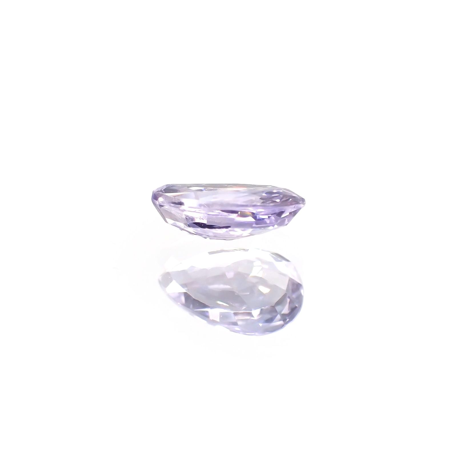ラベンダーサファイア(宝石名サファイア) マダガスカル/スリランカ産 識別済 0.99ct / 7.9x4.9mm前後 [210812502]