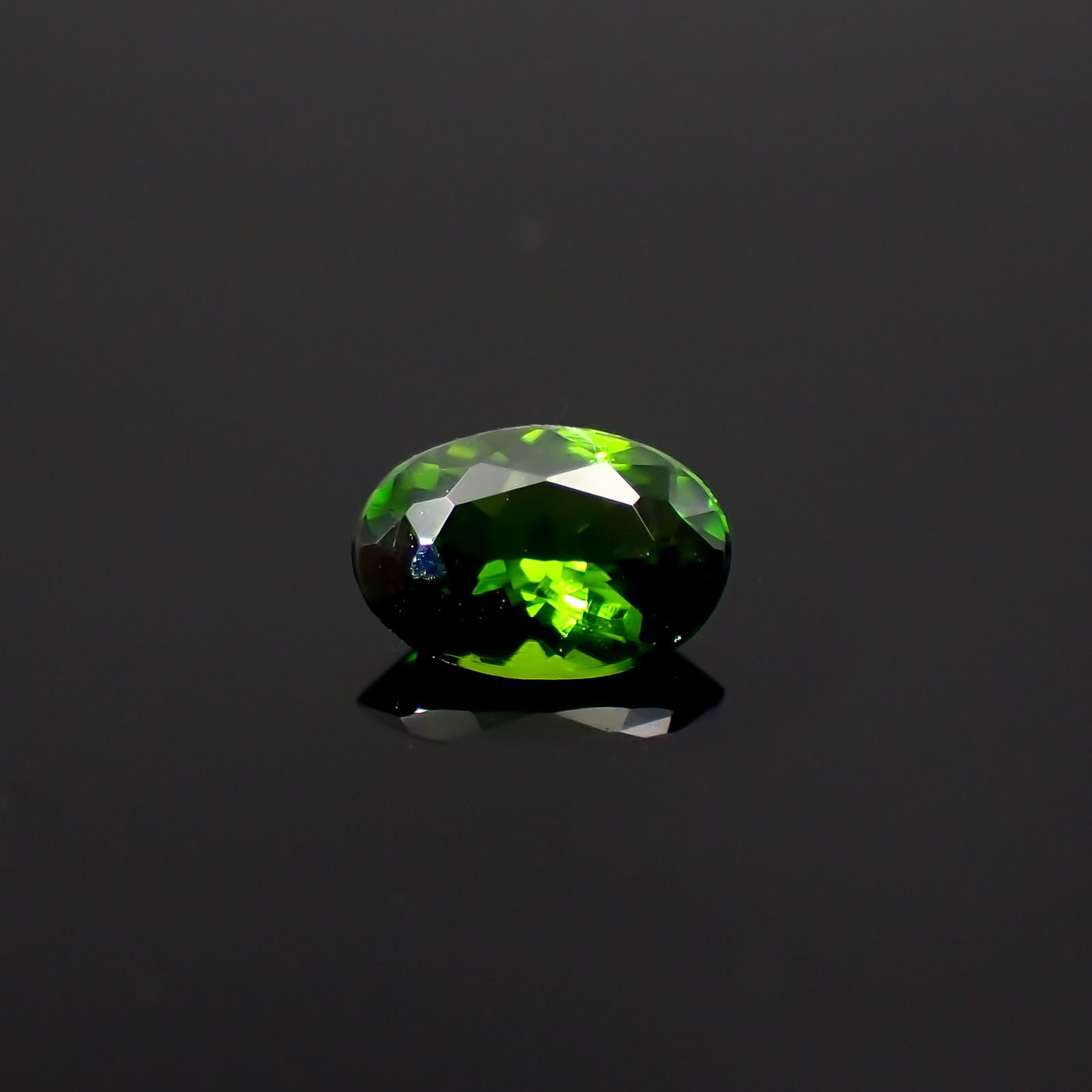 クロムダイオプサイド(宝石名クロム・ダイオプサイド)ロシア産 0.22ct 識別済[231023899]4.9x3.3mm前後