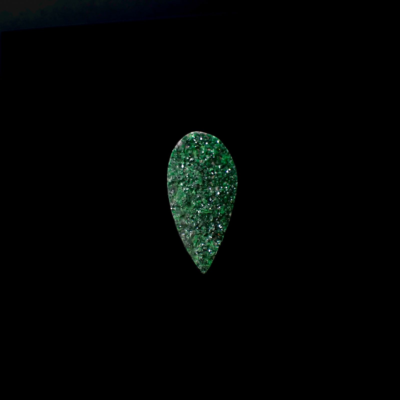 ウバロバイト 原石 ロシア産 10.18ct[240326442]25.8x12.5mm前後