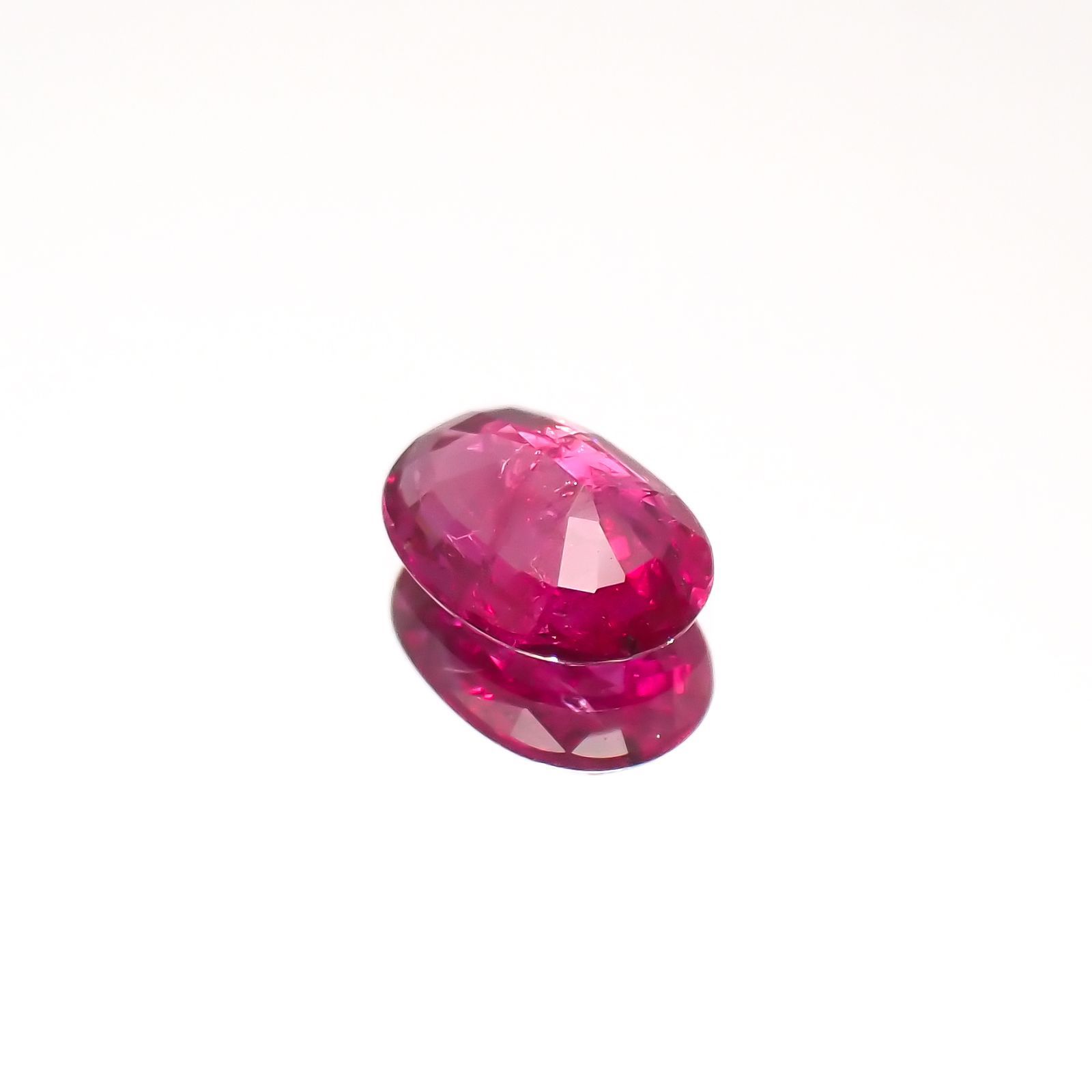 ルビー(宝石名ルビー)モザンビーク産 0.26ct 識別済[220616139]4.8x3.4mm前後